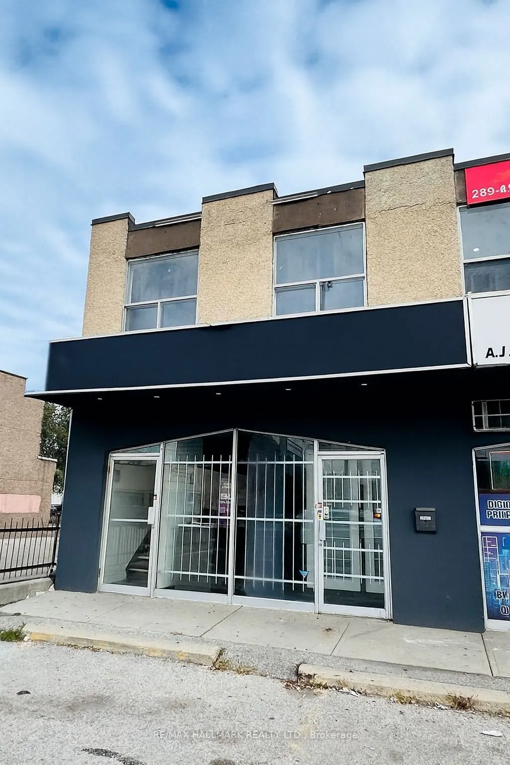 2567 Hurontario Street, #Main Fl