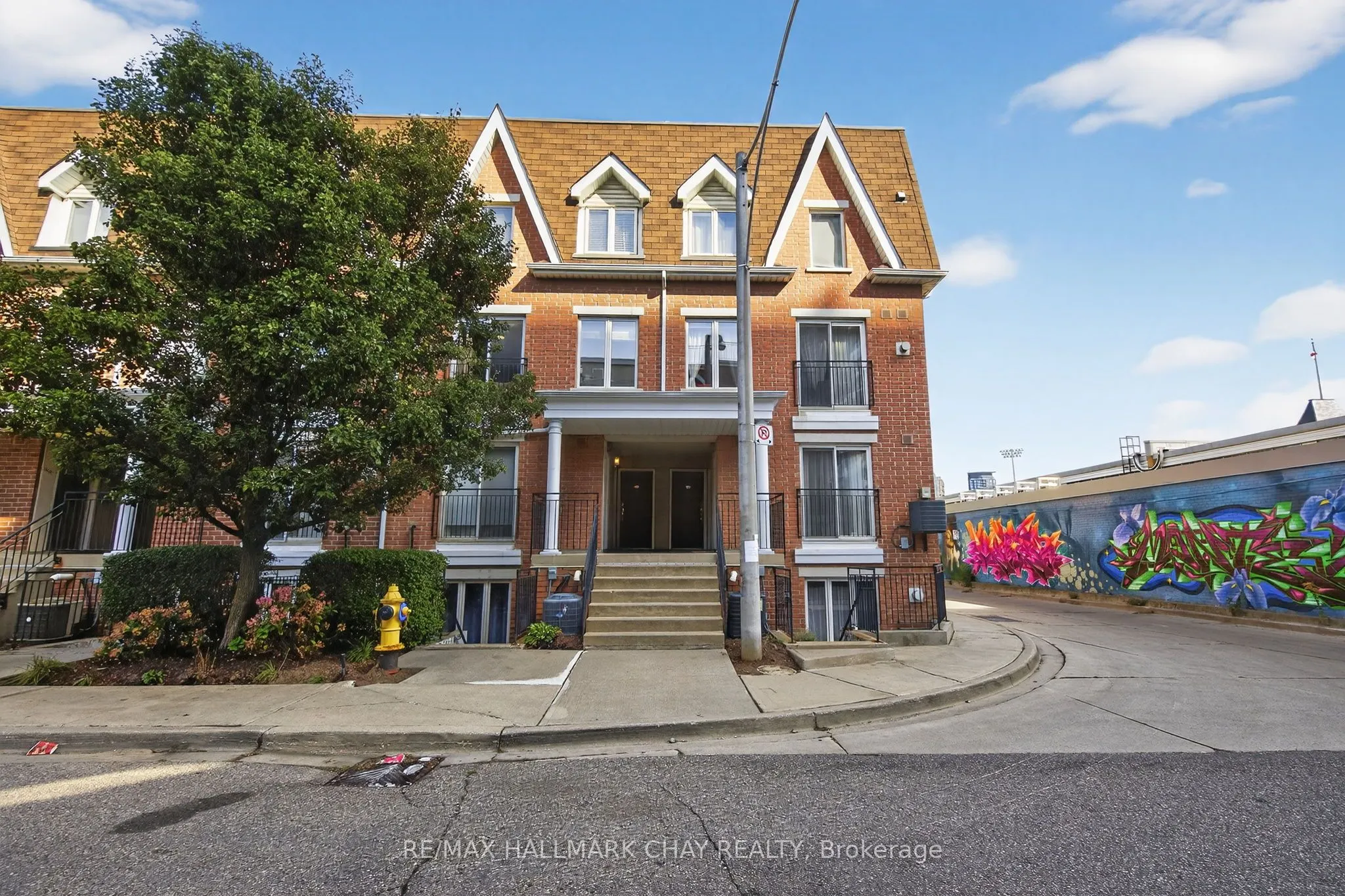 15 Laidlaw Street, #606