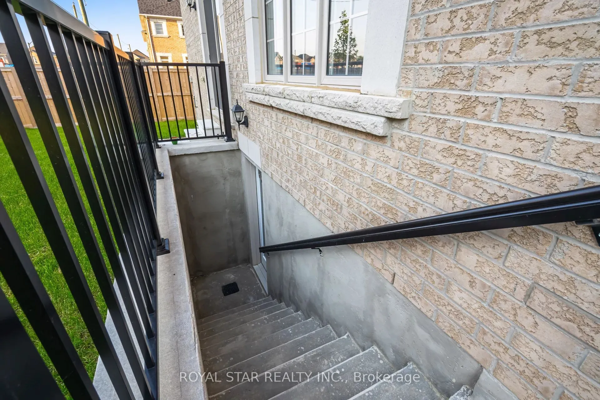 1 Bushwood Trail, #Upper