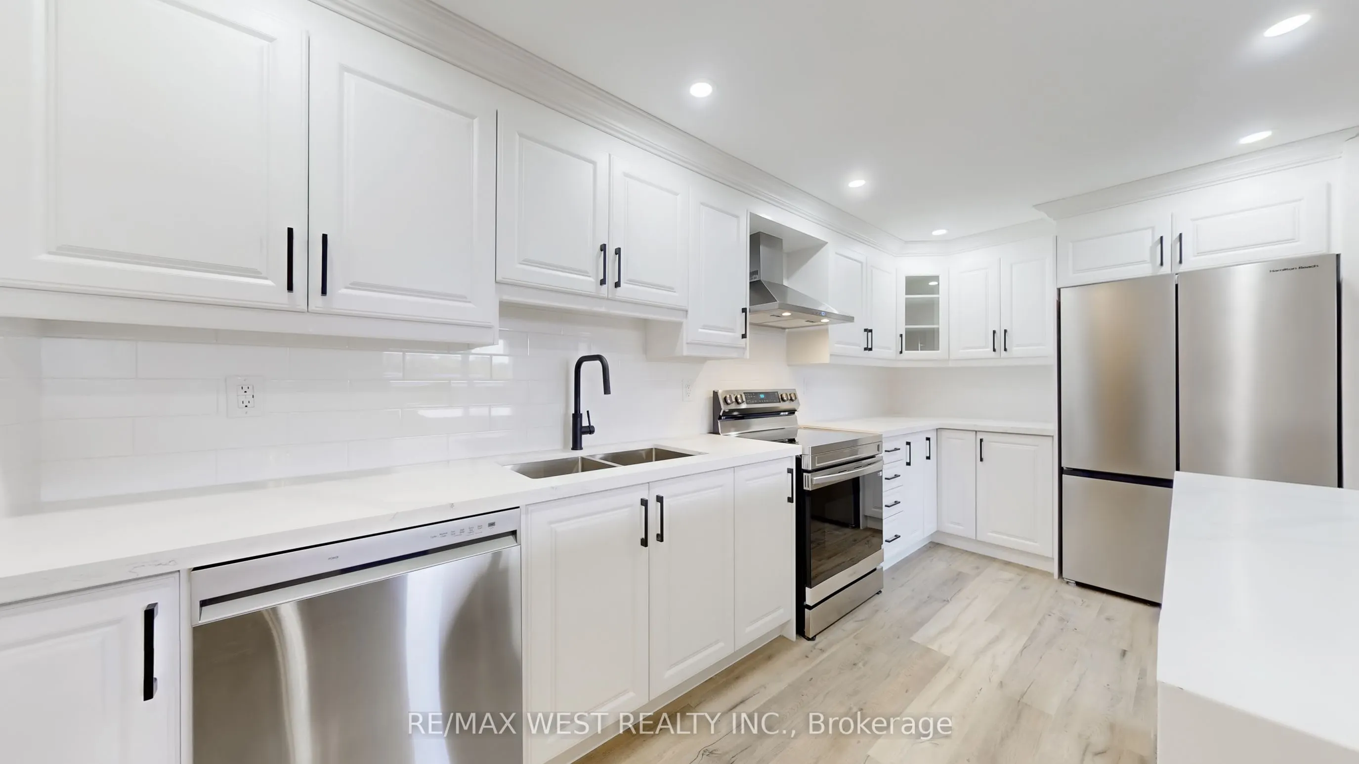 1535 Lakeshore Road E, #404