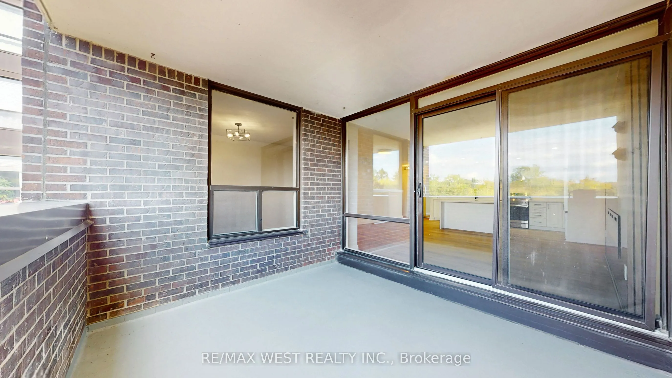 1535 Lakeshore Road E, #404