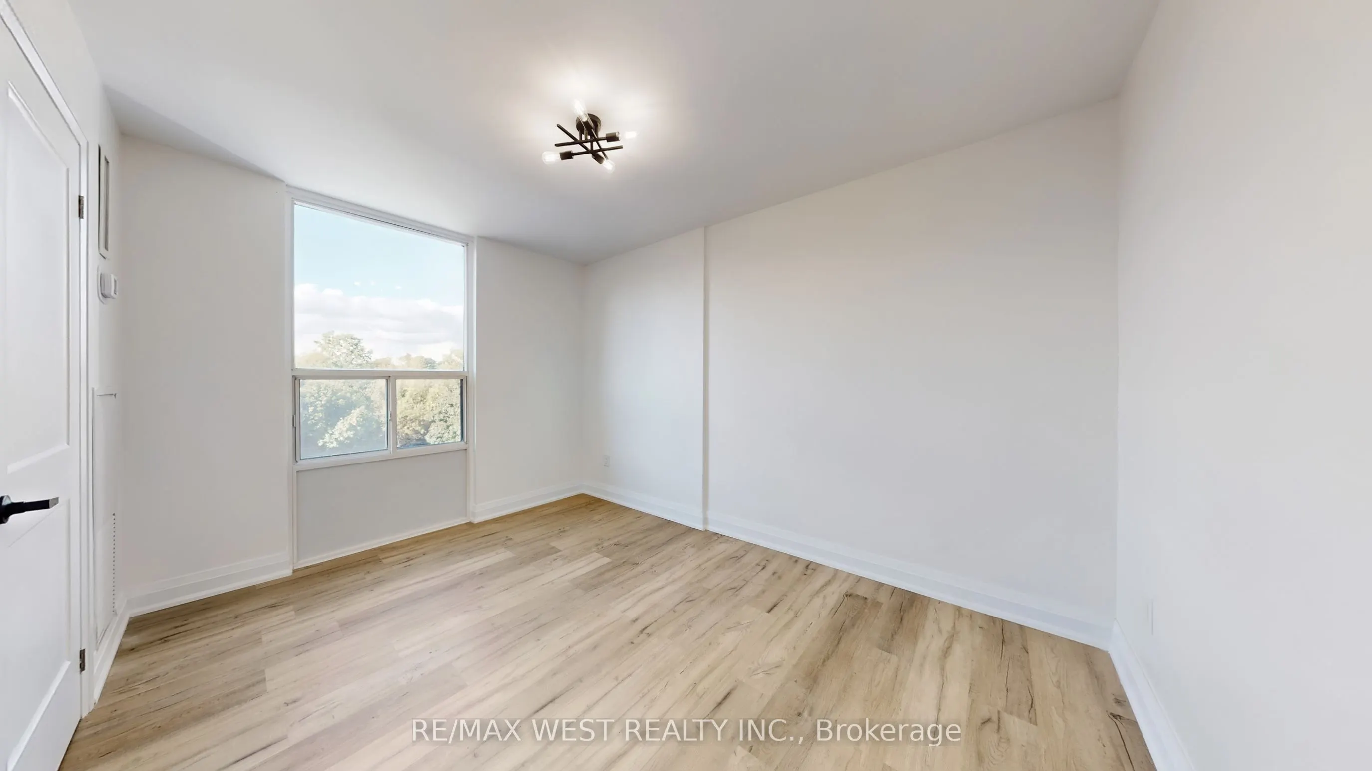 1535 Lakeshore Road E, #404