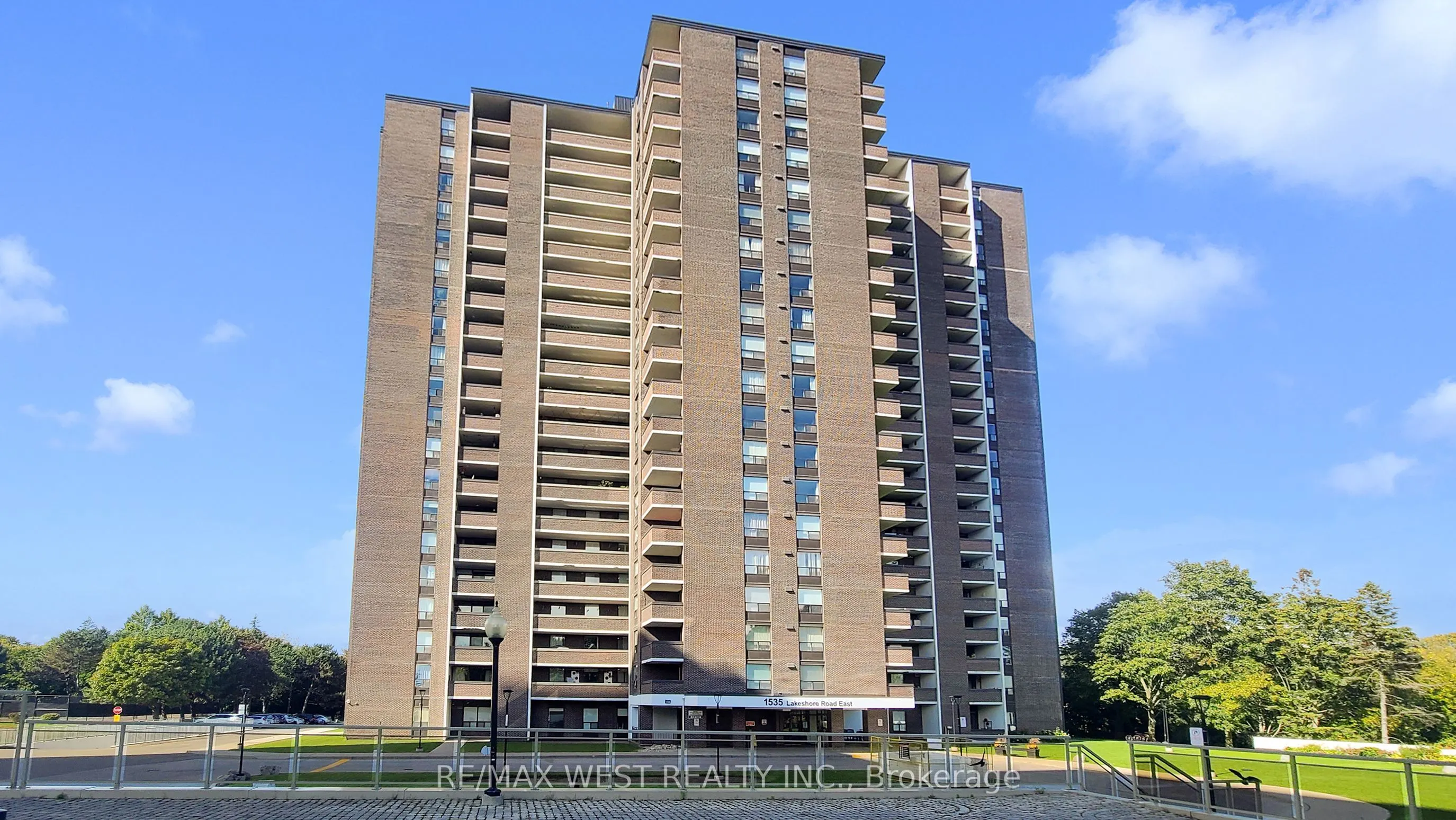 1535 Lakeshore Road E, #404