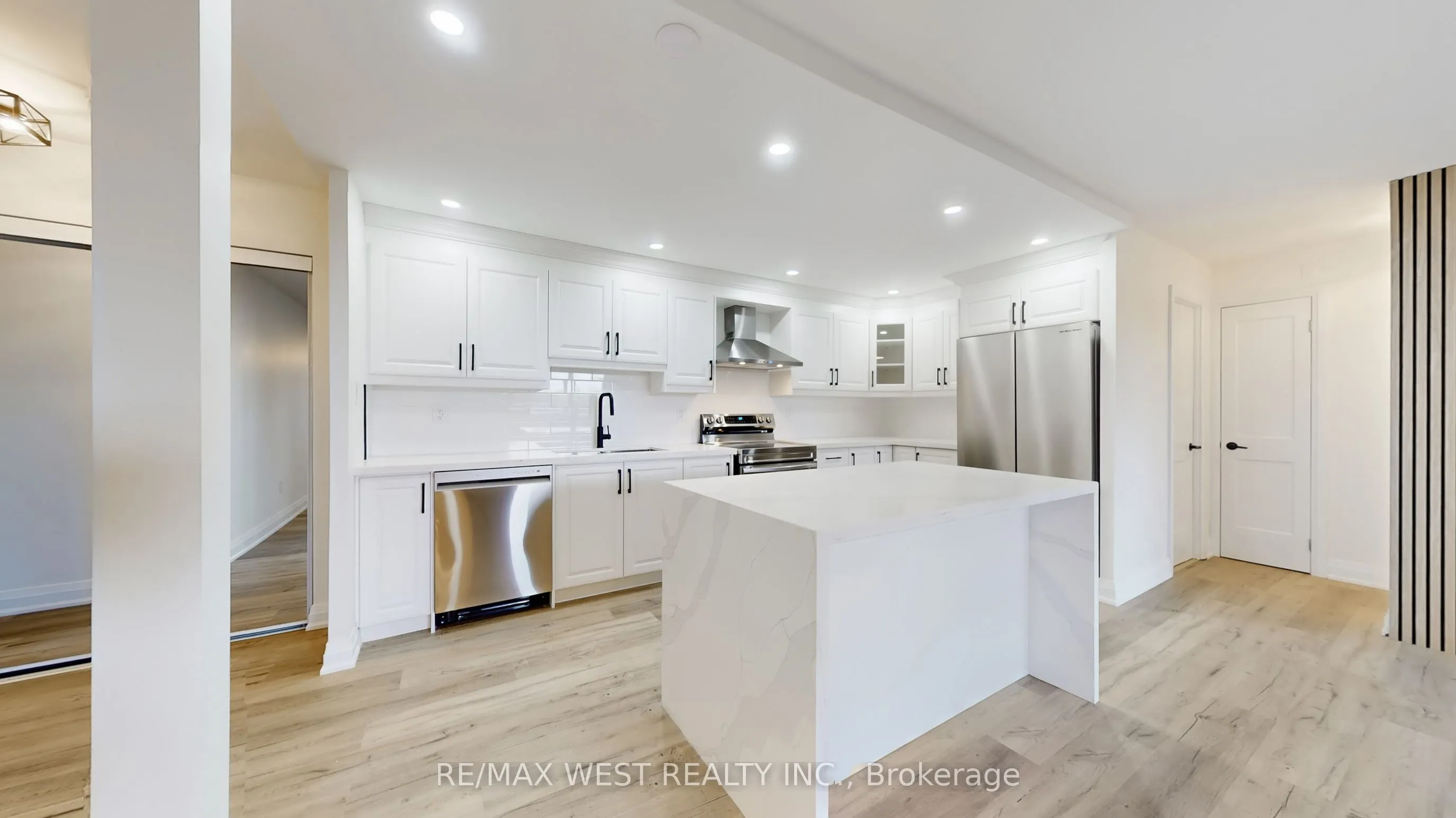 1535 Lakeshore Road E, #404