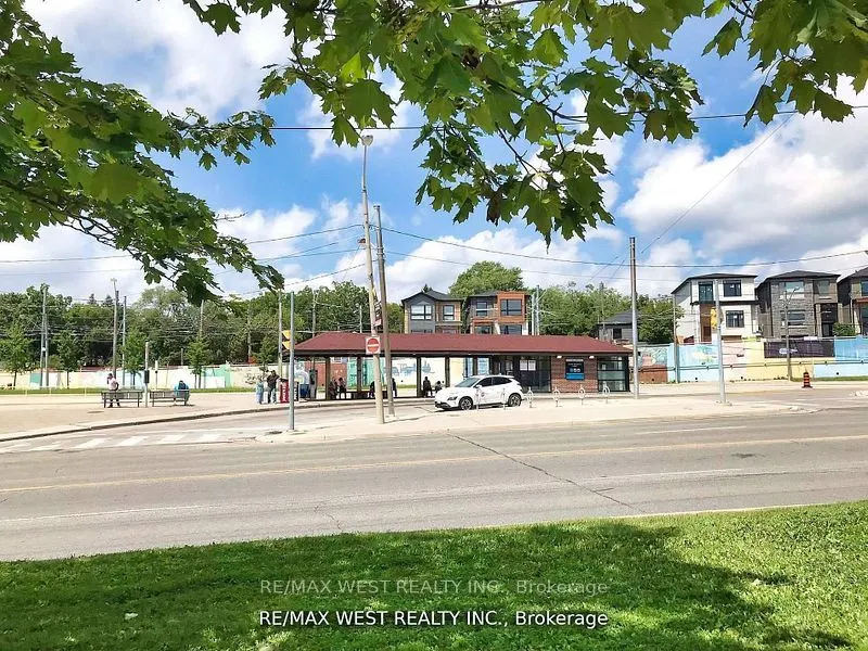 1535 Lakeshore Road E, #404