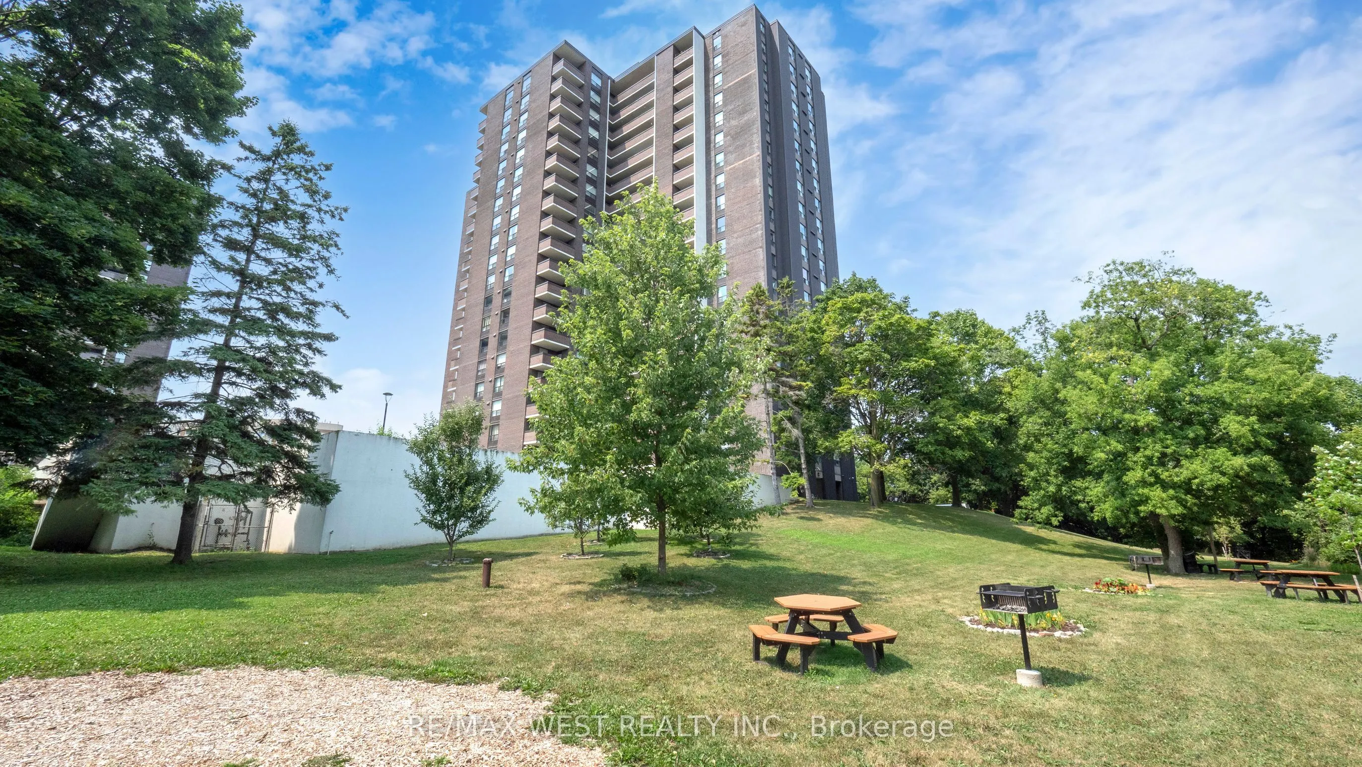 1535 Lakeshore Road E, #404