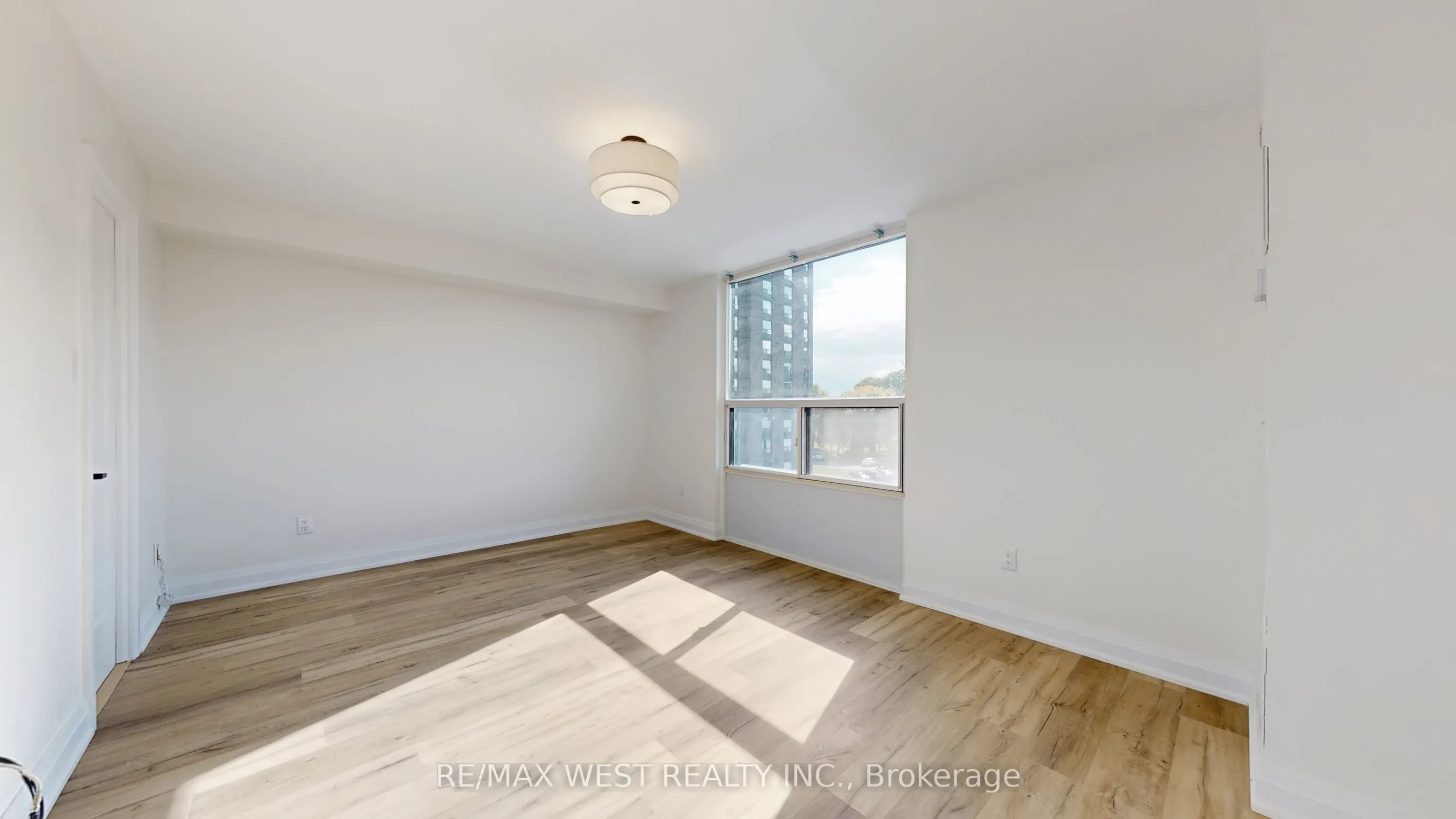 1535 Lakeshore Road E, #404