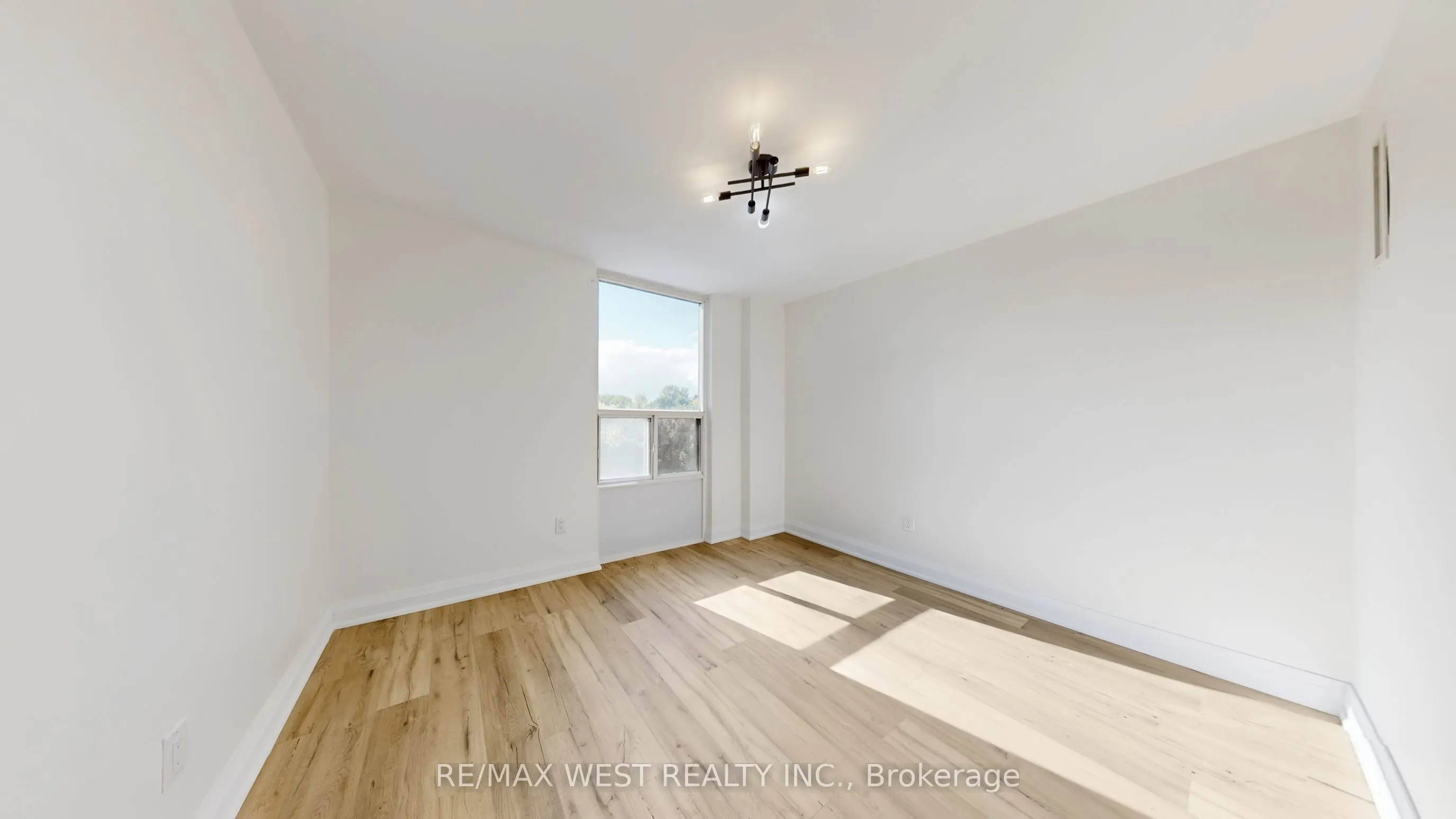 1535 Lakeshore Road E, #404