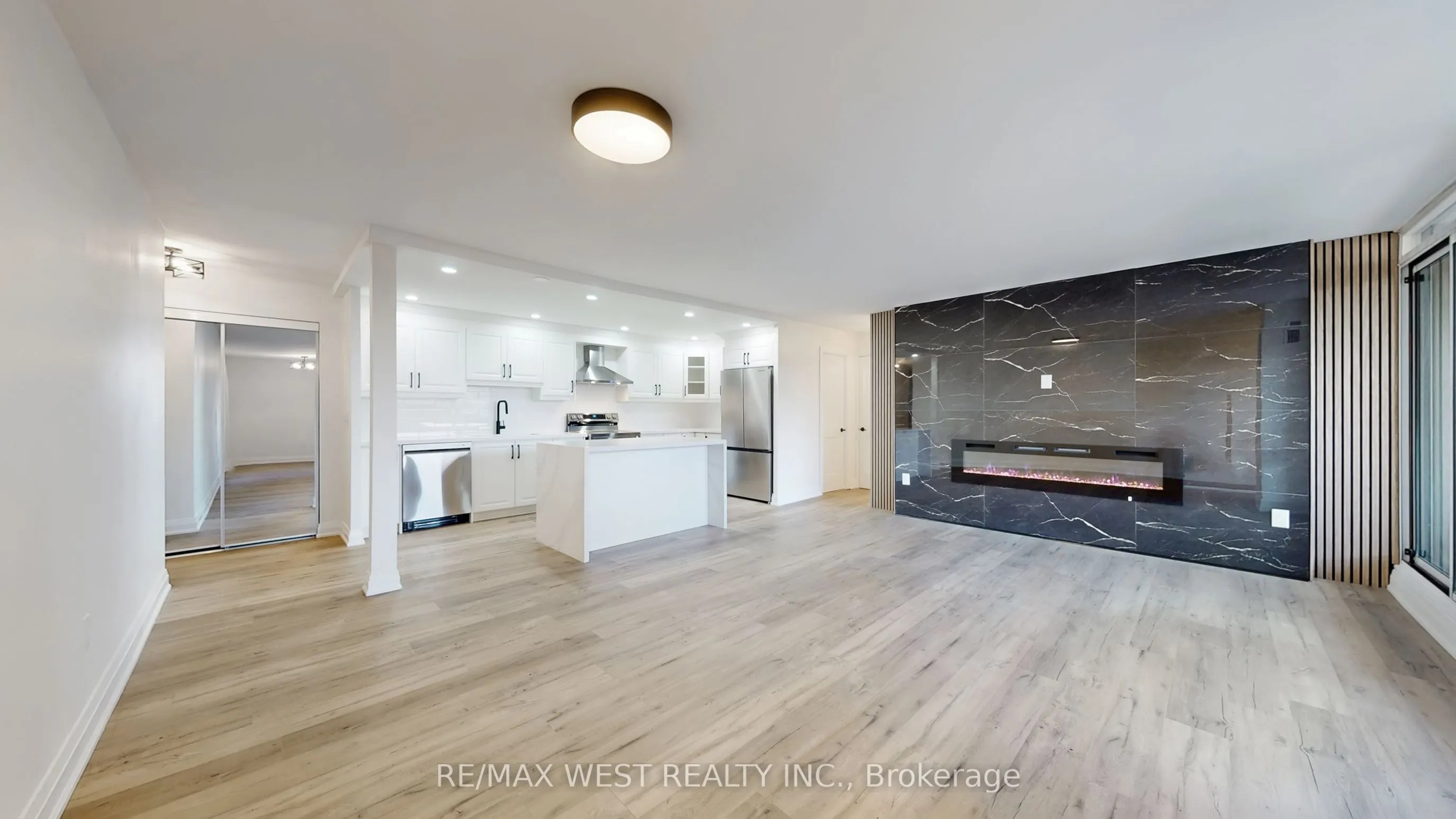 1535 Lakeshore Road E, #404