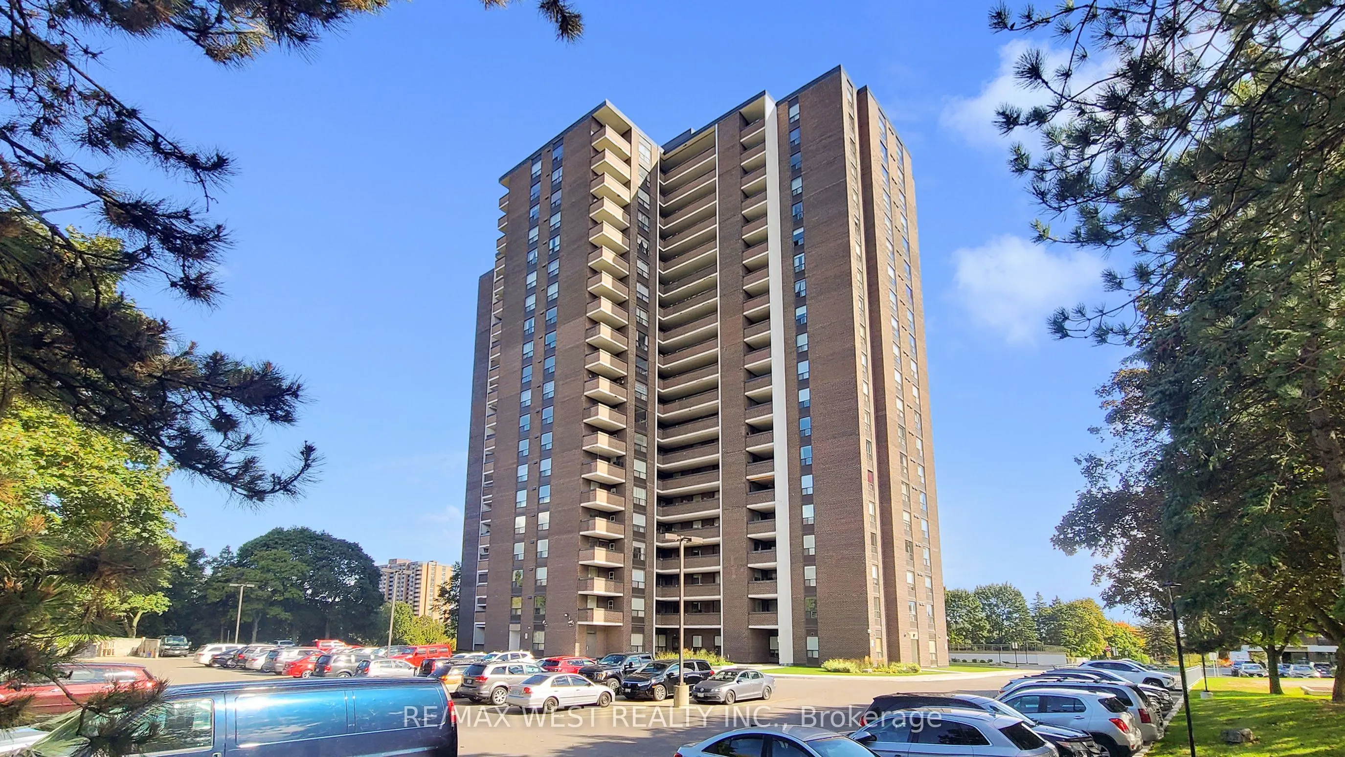 1535 Lakeshore Road E, #404