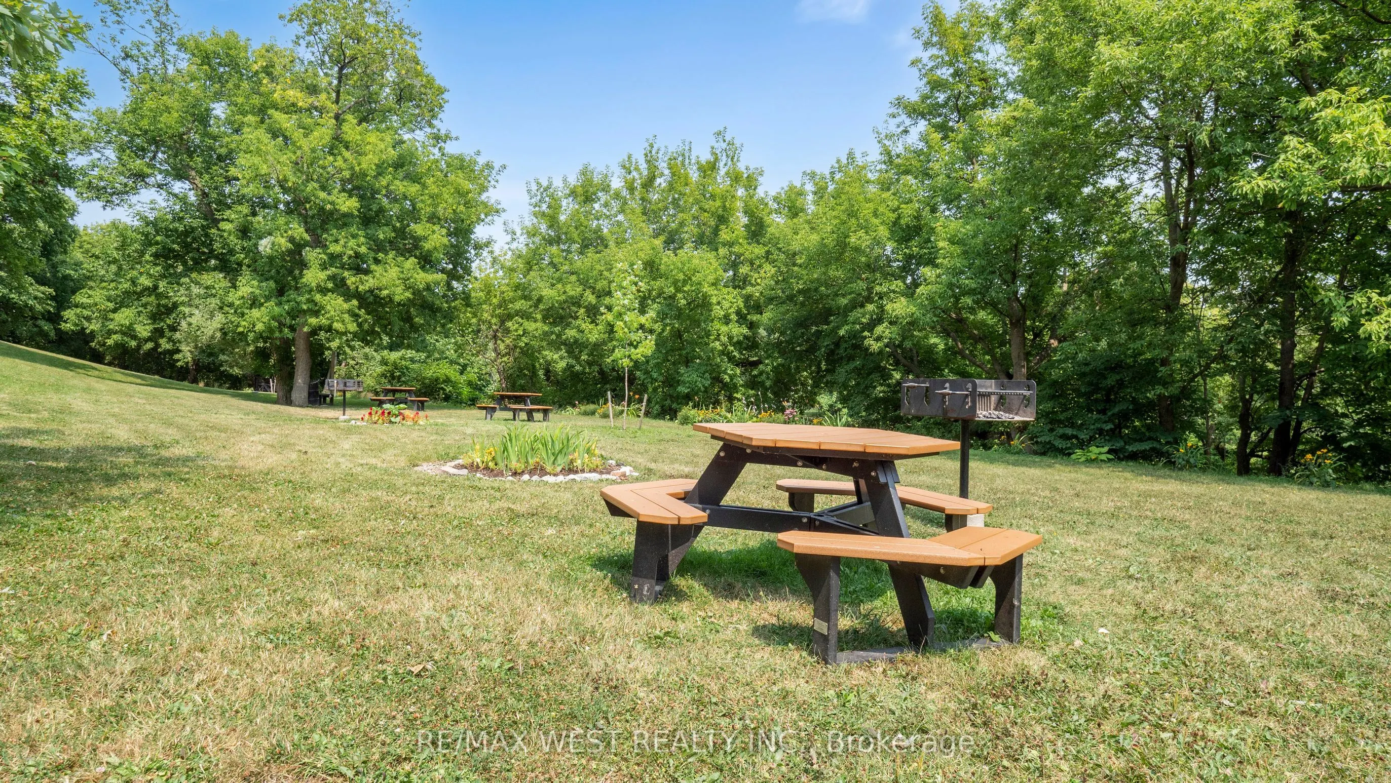 1535 Lakeshore Road E, #404