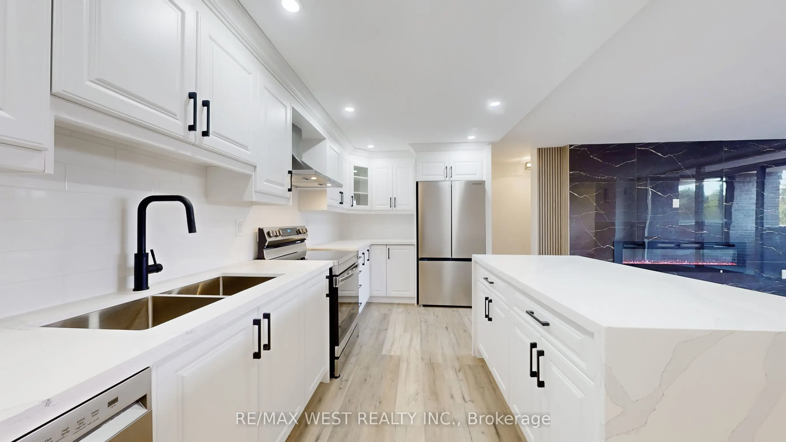 1535 Lakeshore Road E, #404