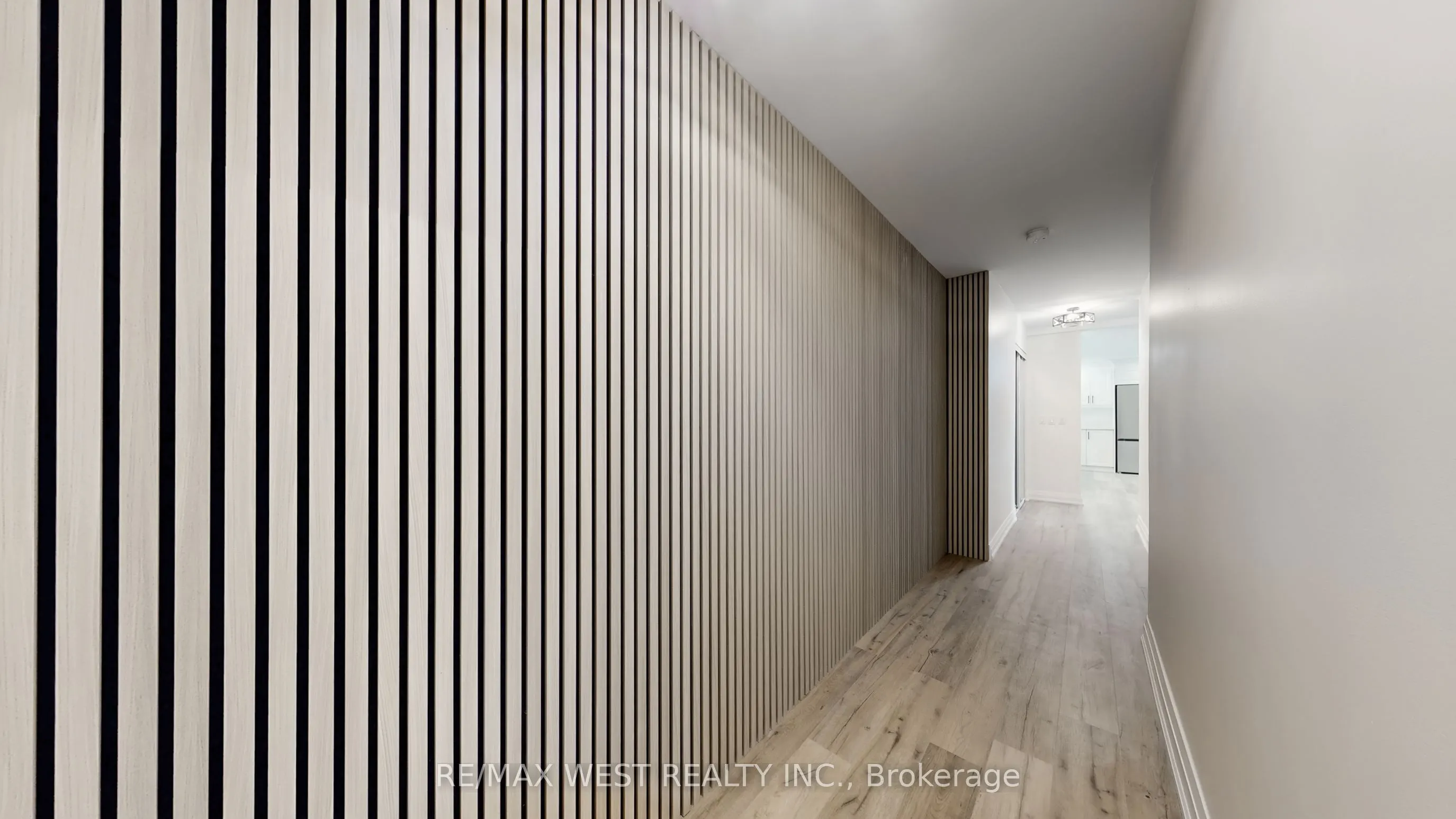1535 Lakeshore Road E, #404