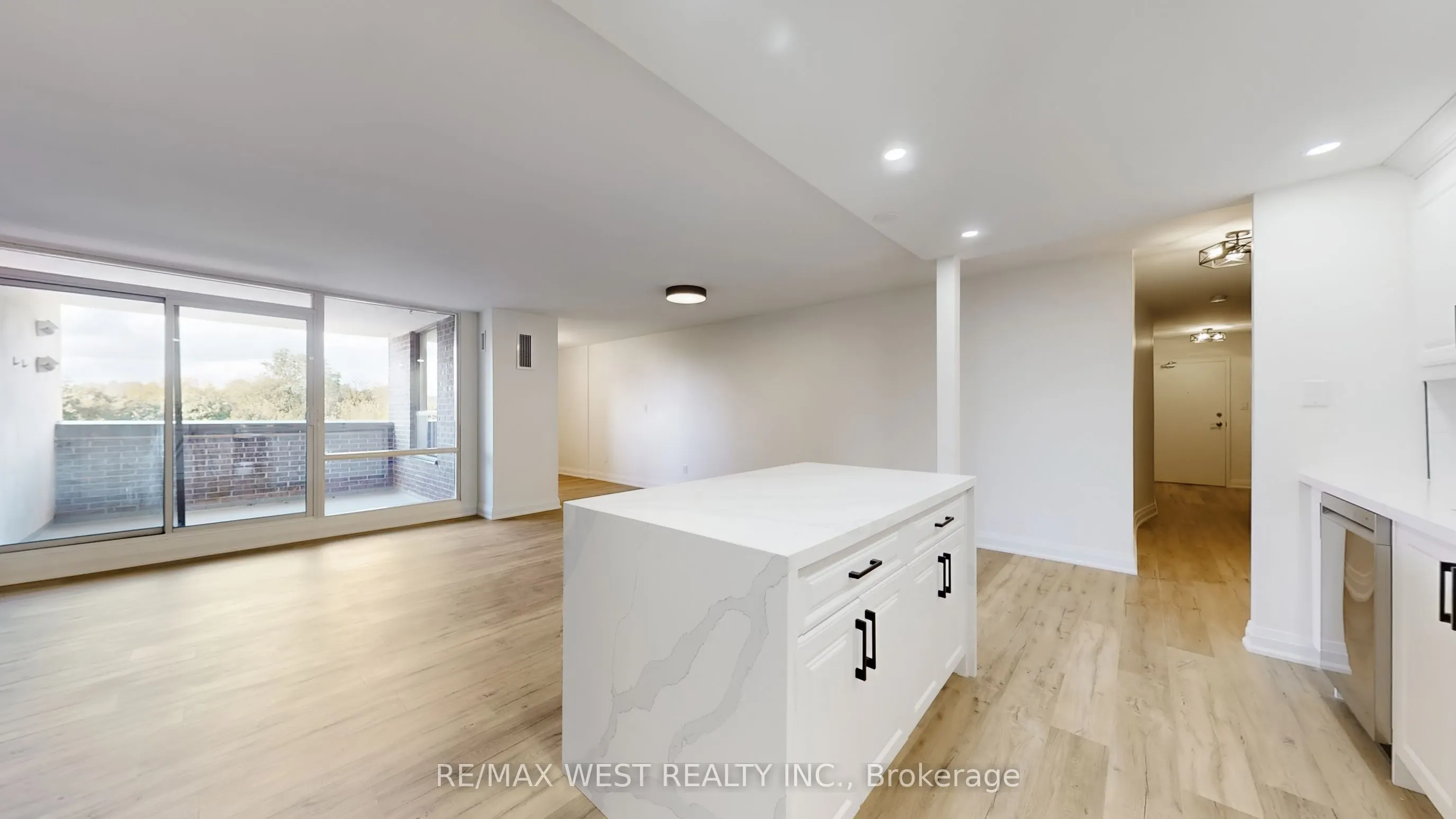1535 Lakeshore Road E, #404
