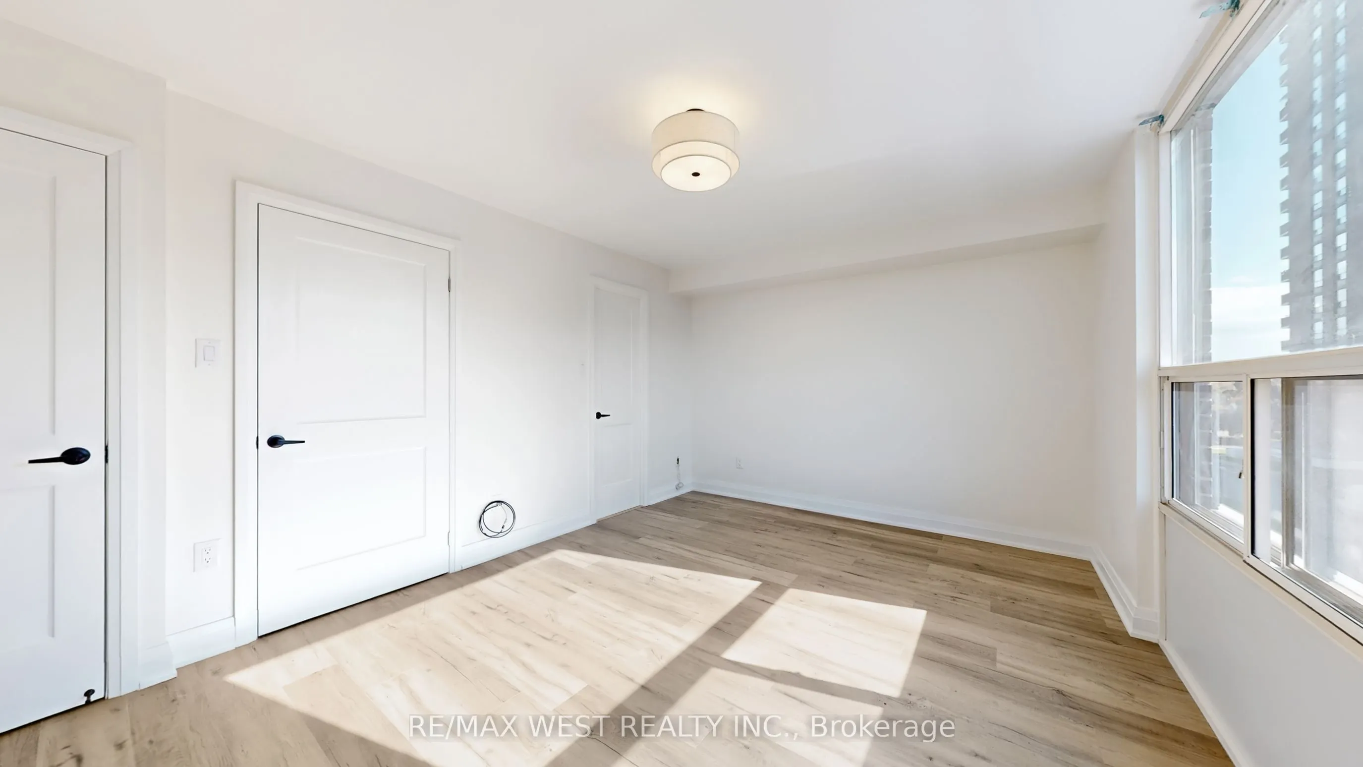1535 Lakeshore Road E, #404