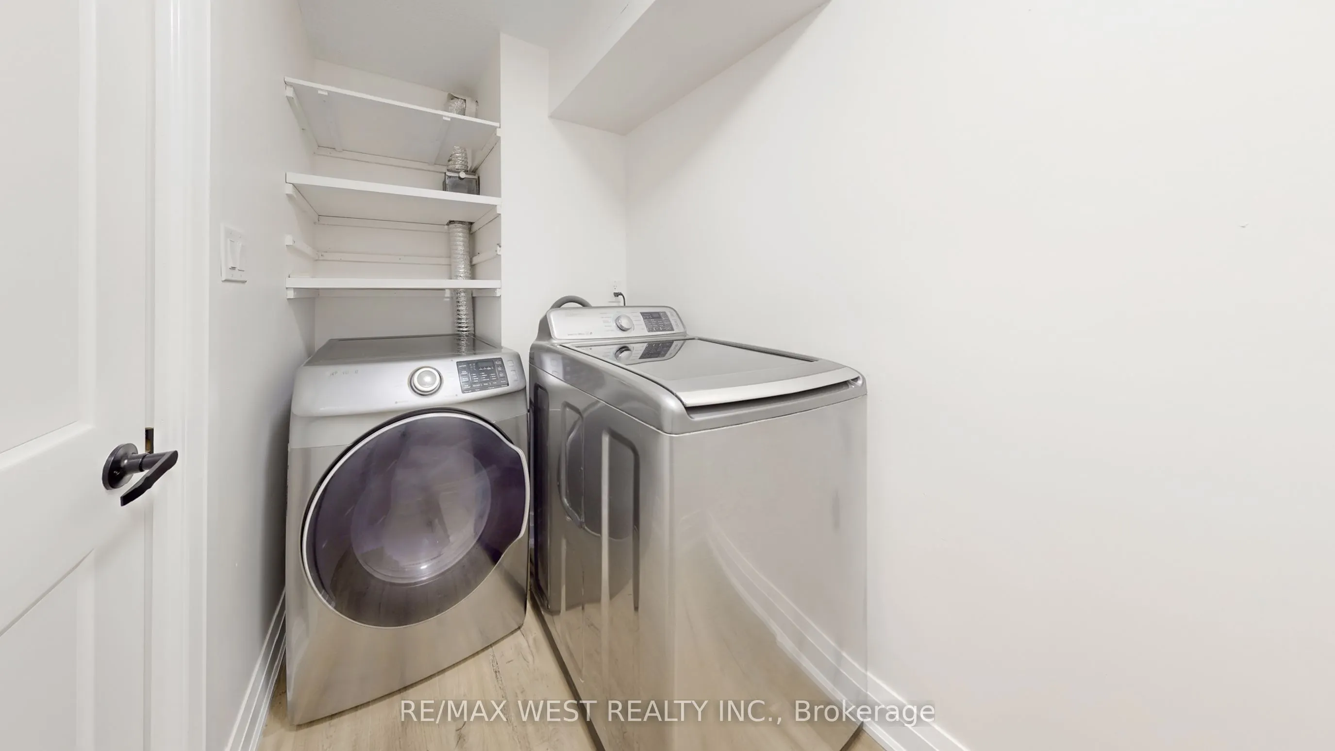 1535 Lakeshore Road E, #404