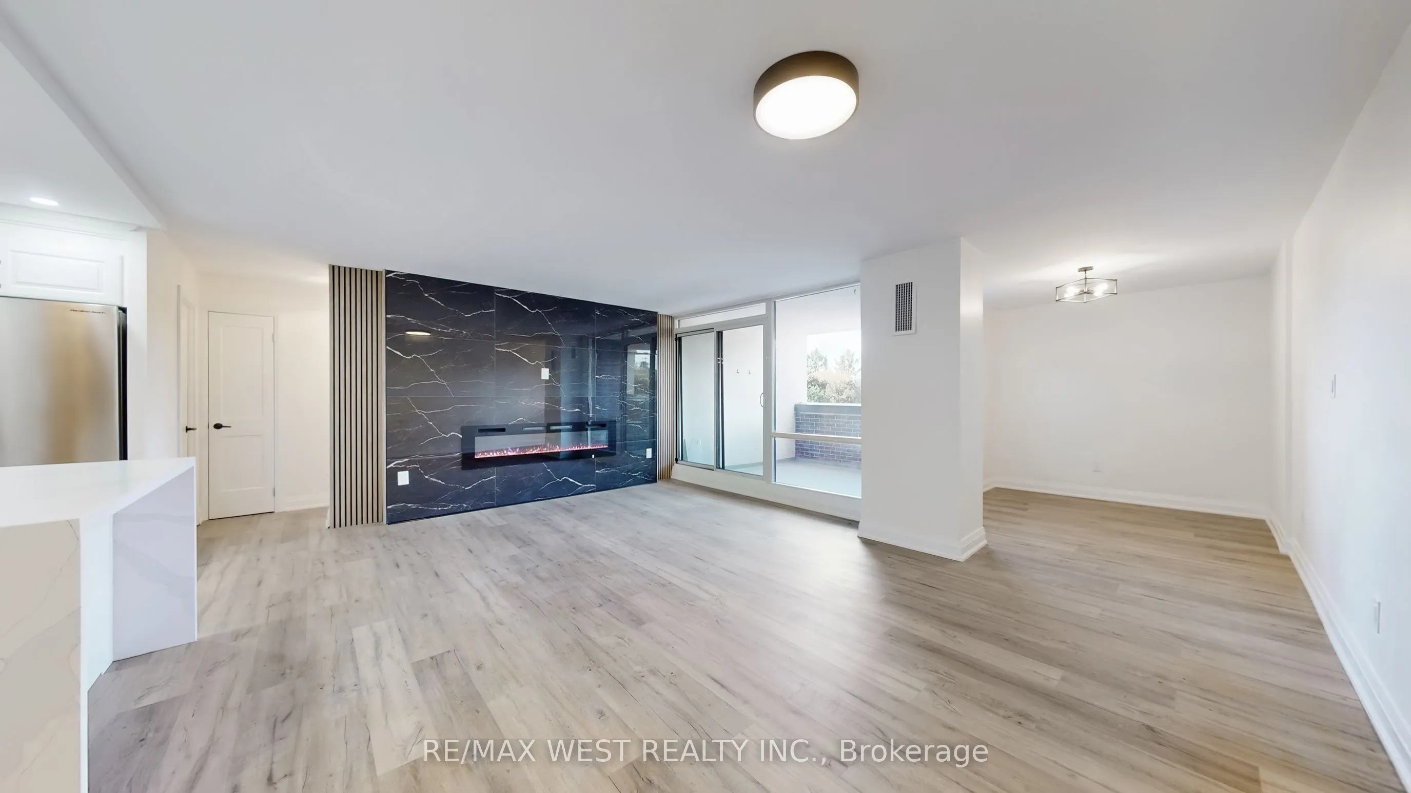 1535 Lakeshore Road E, #404