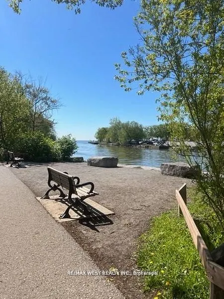 1535 Lakeshore Road E, #404