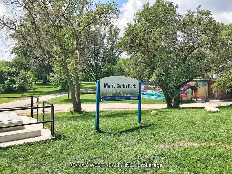 1535 Lakeshore Road E, #404