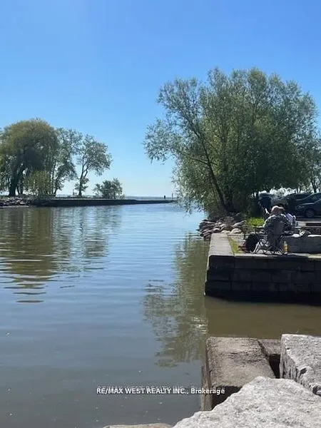 1535 Lakeshore Road E, #404