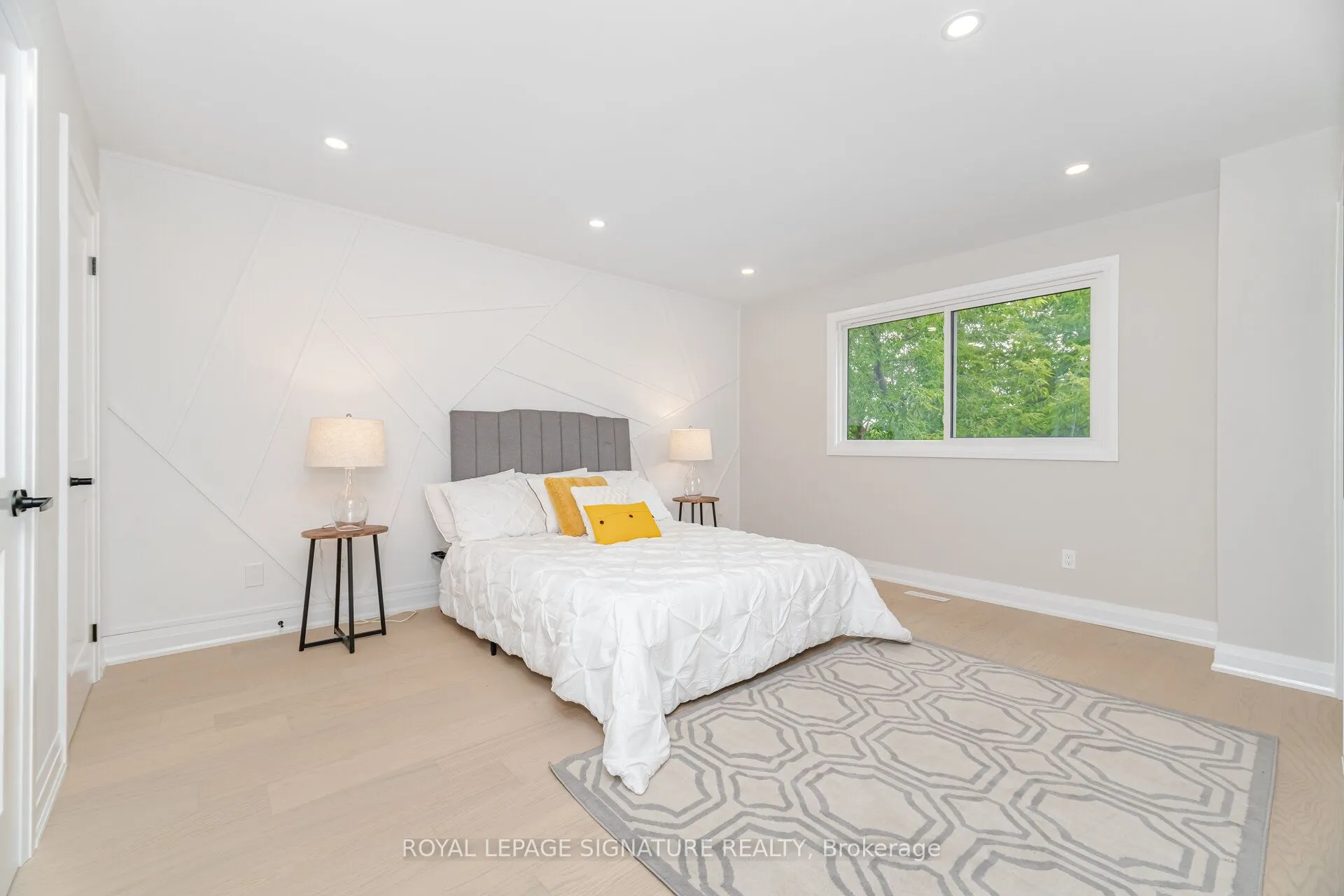 2392 Arnold Crescent