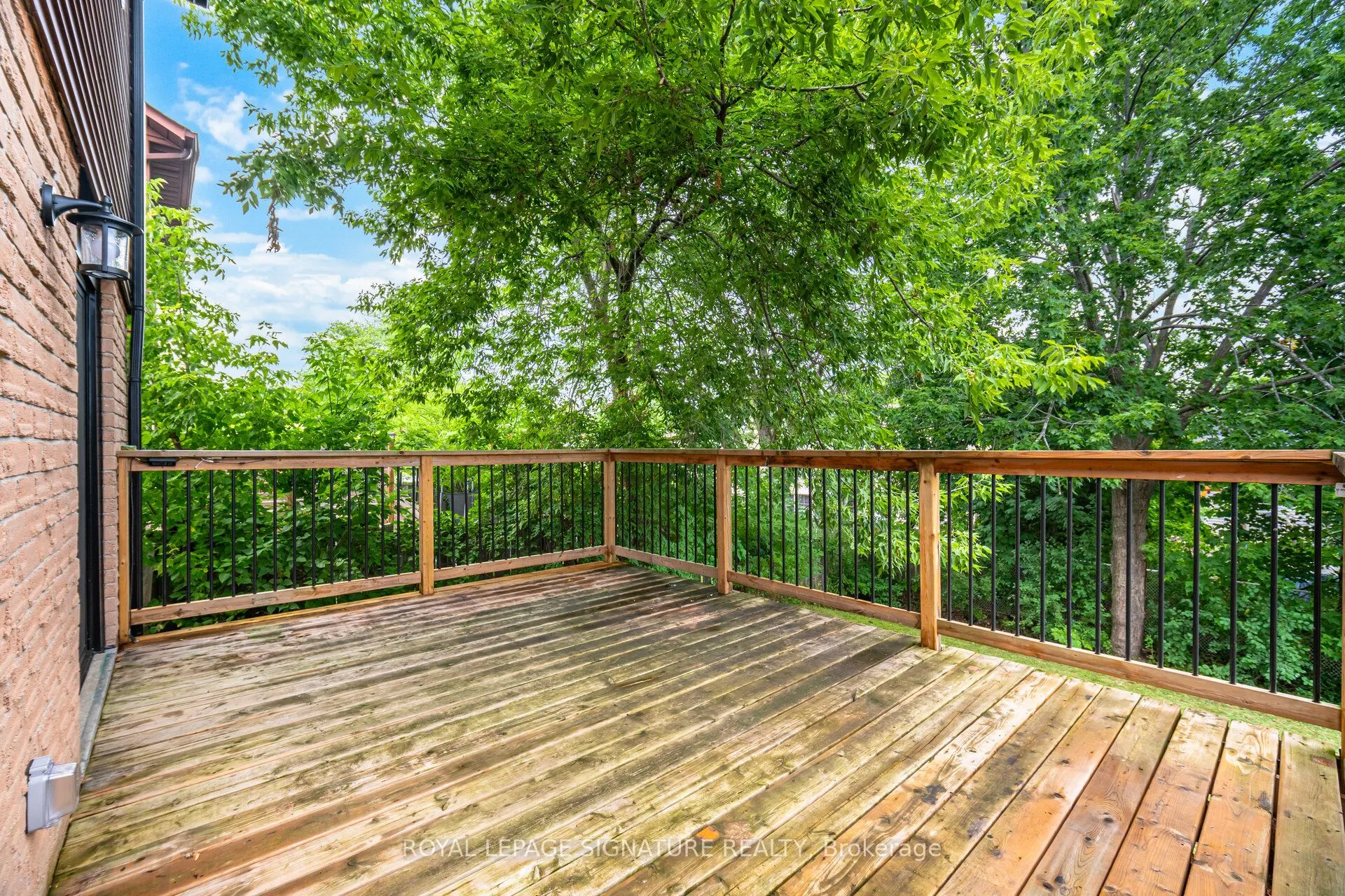 2392 Arnold Crescent