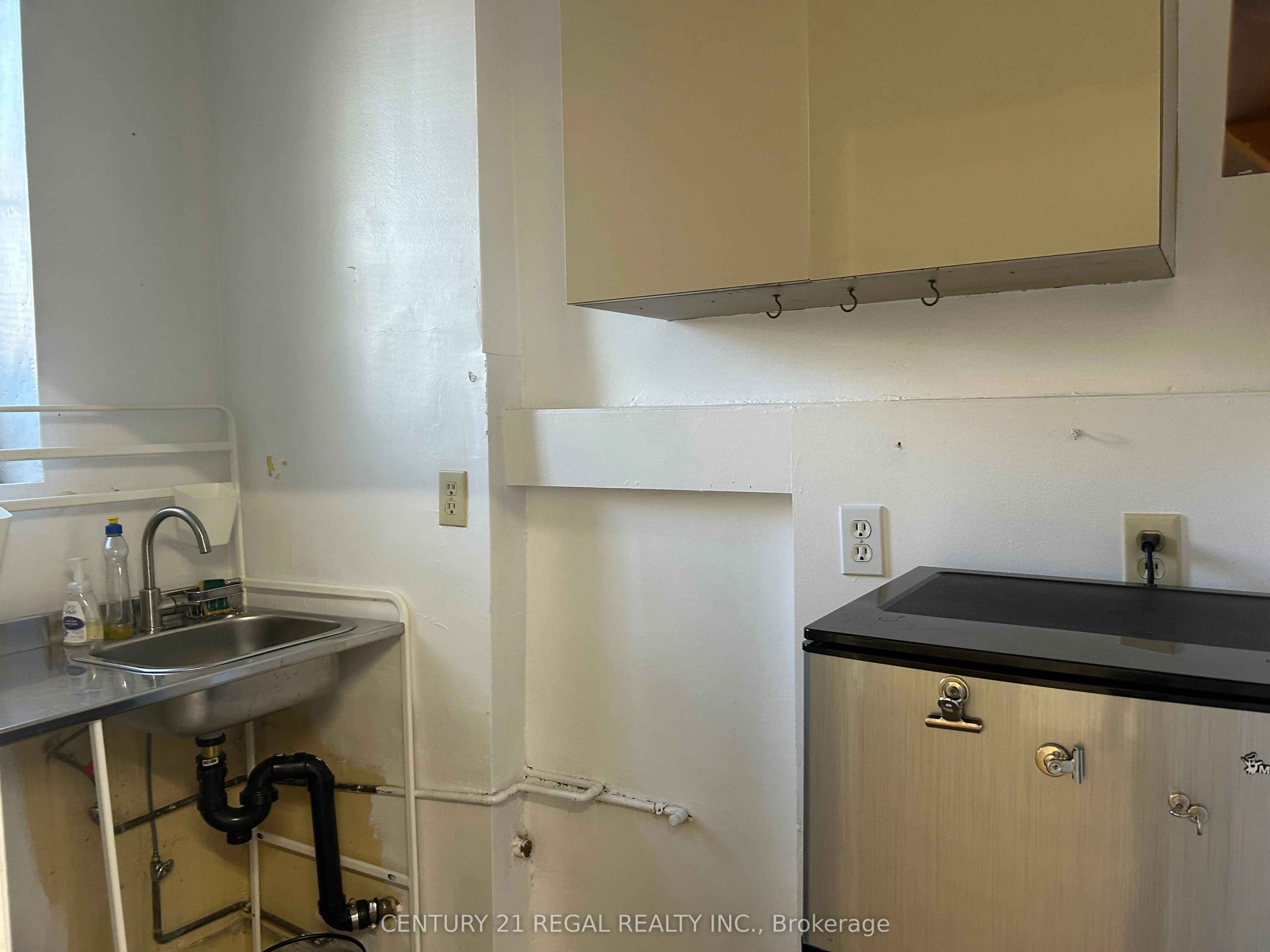 1702 QUEEN Street W