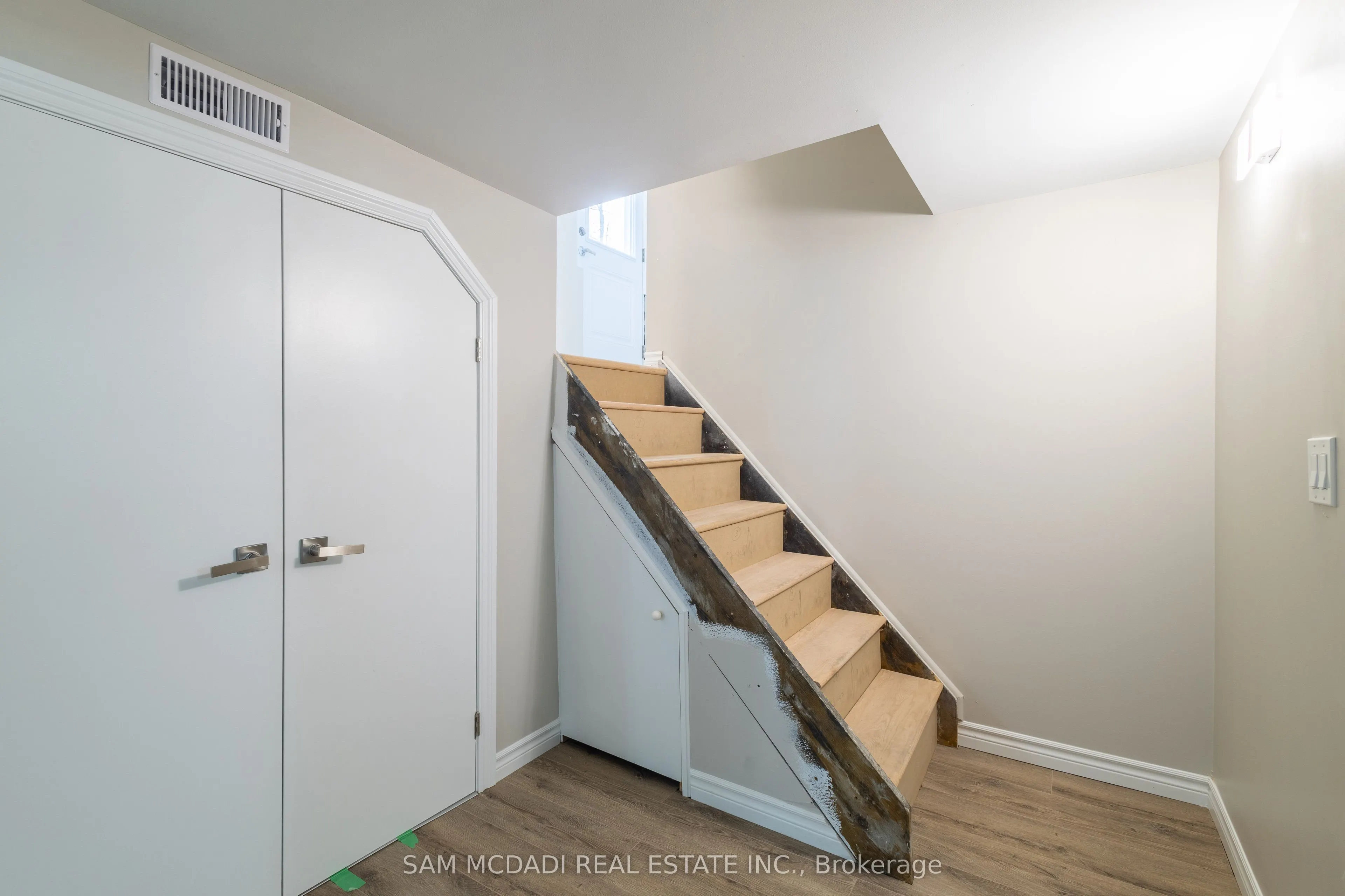 606 Drymen Crescent, #Lower