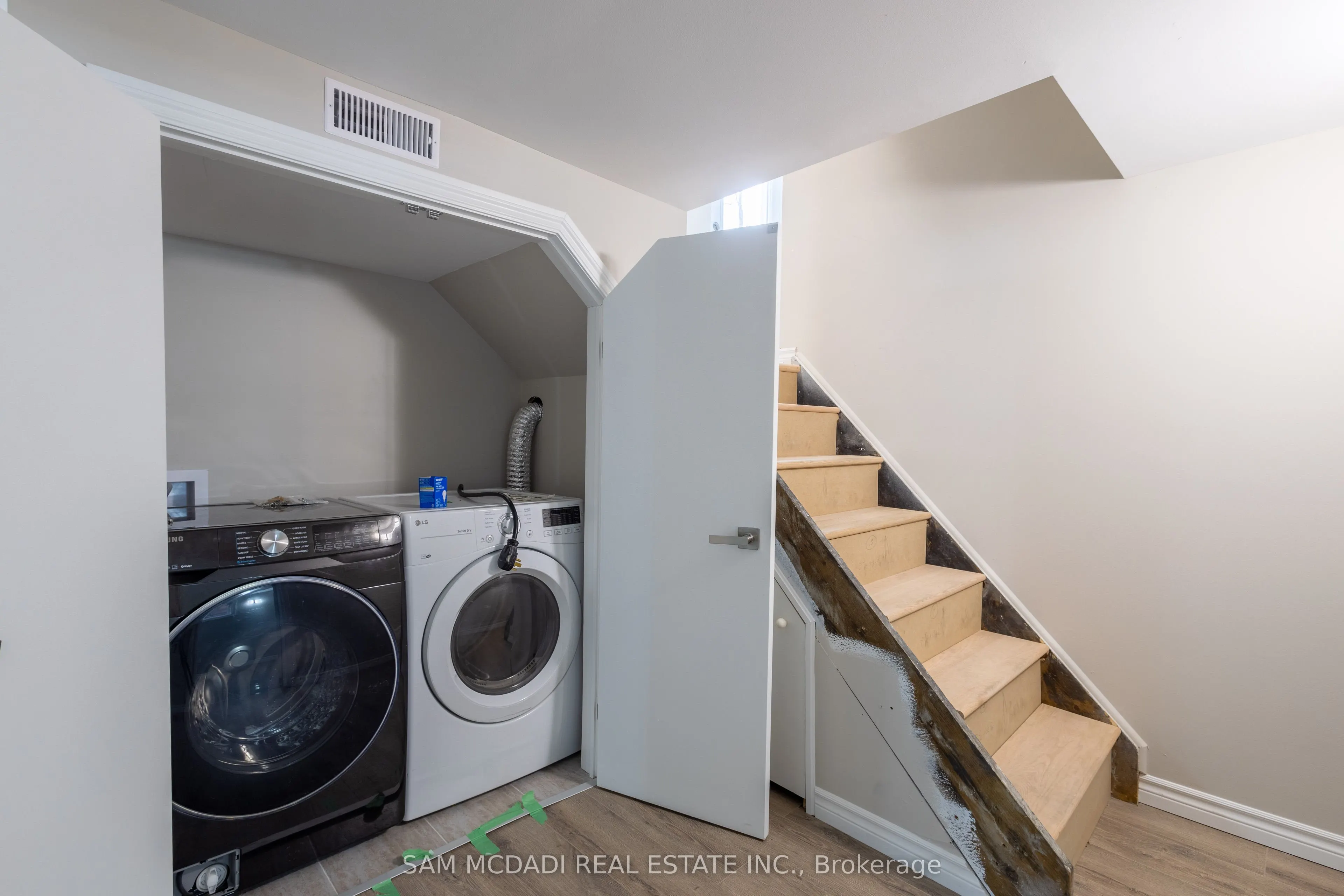 606 Drymen Crescent, #Lower