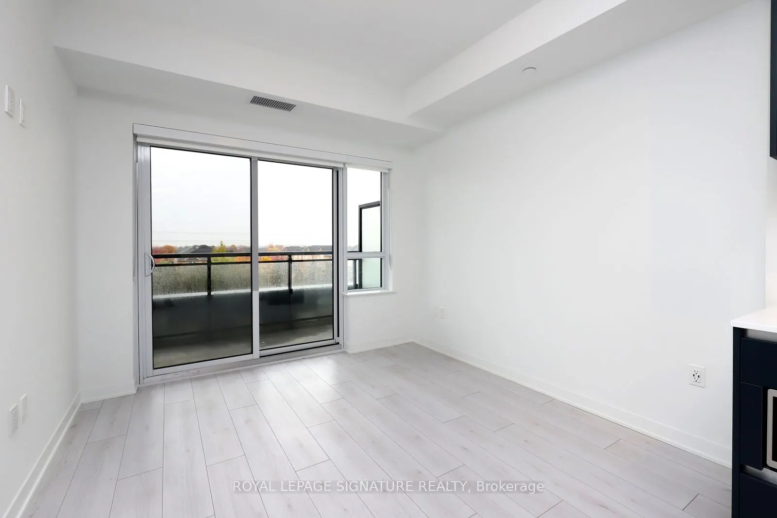 395 Dundas Street W, #314
