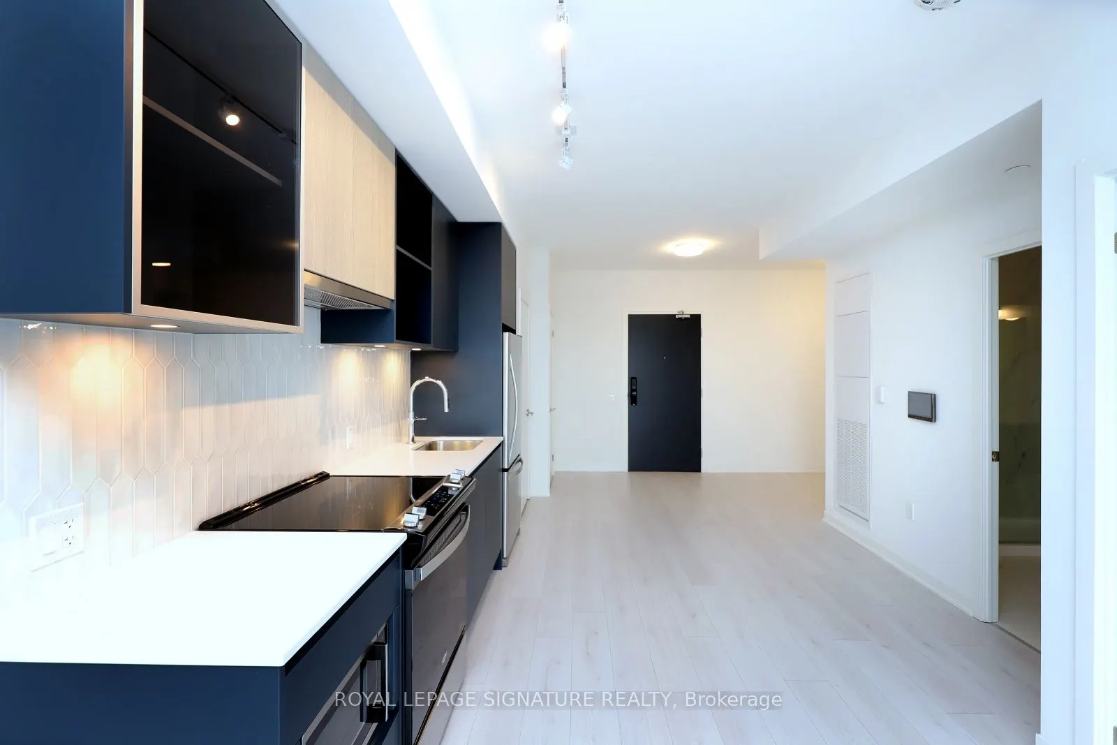 395 Dundas Street W, #314