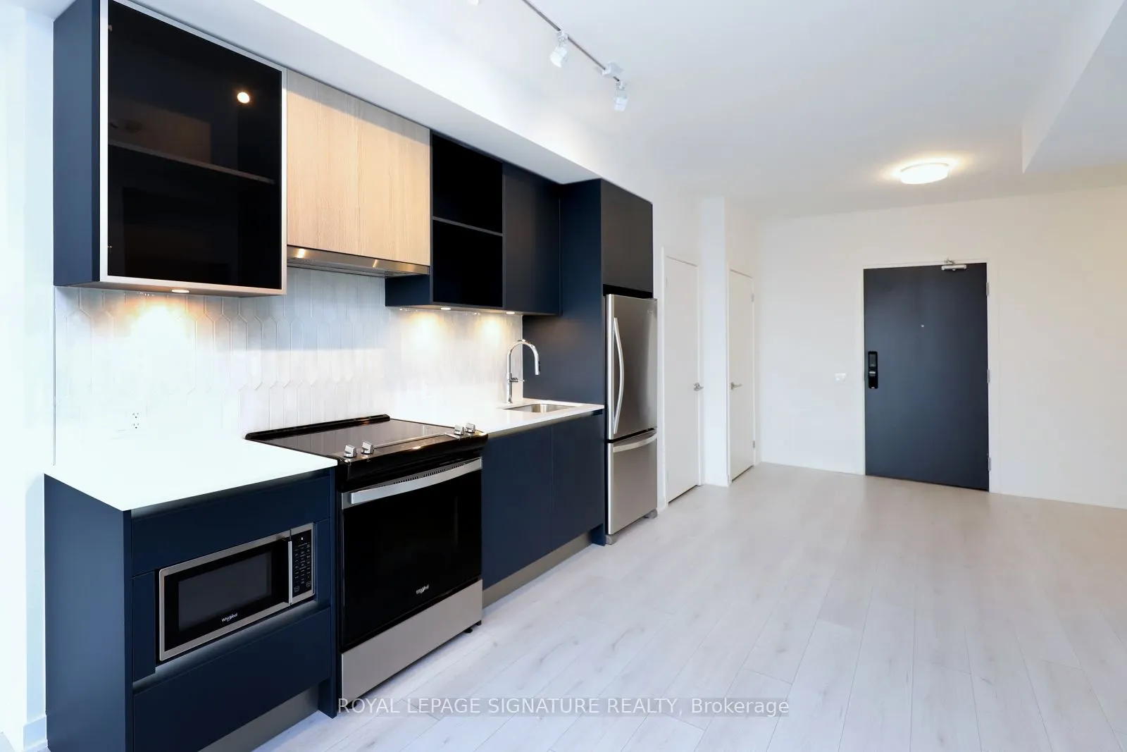 395 Dundas Street W, #314