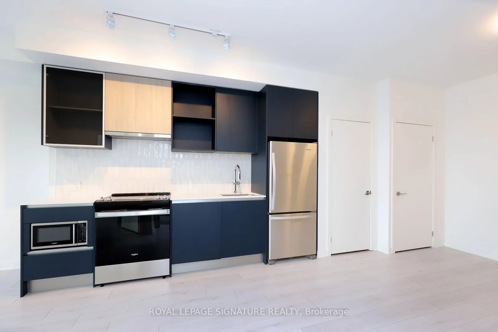 395 Dundas Street W, #314