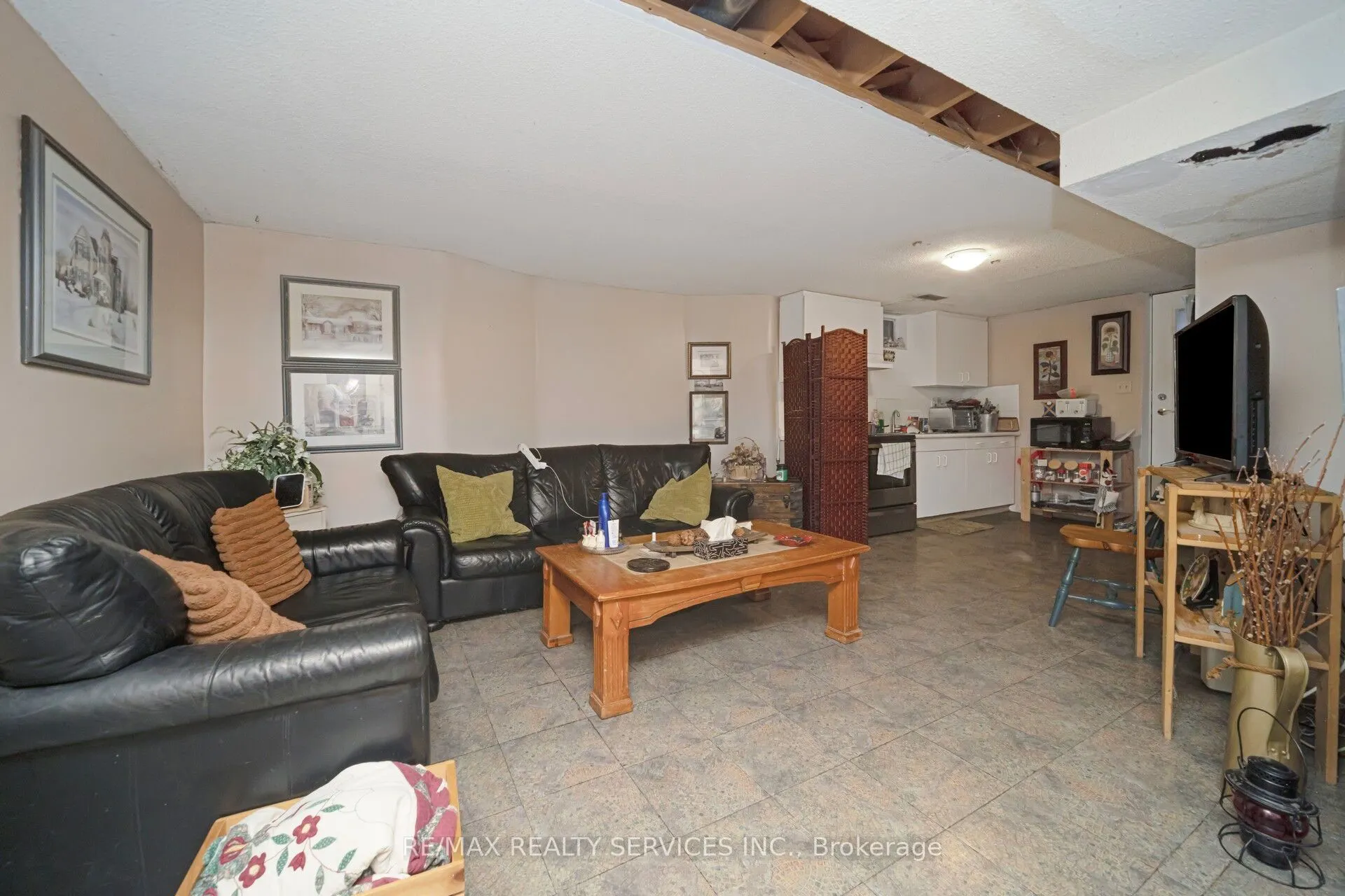 74 Leeward Drive N