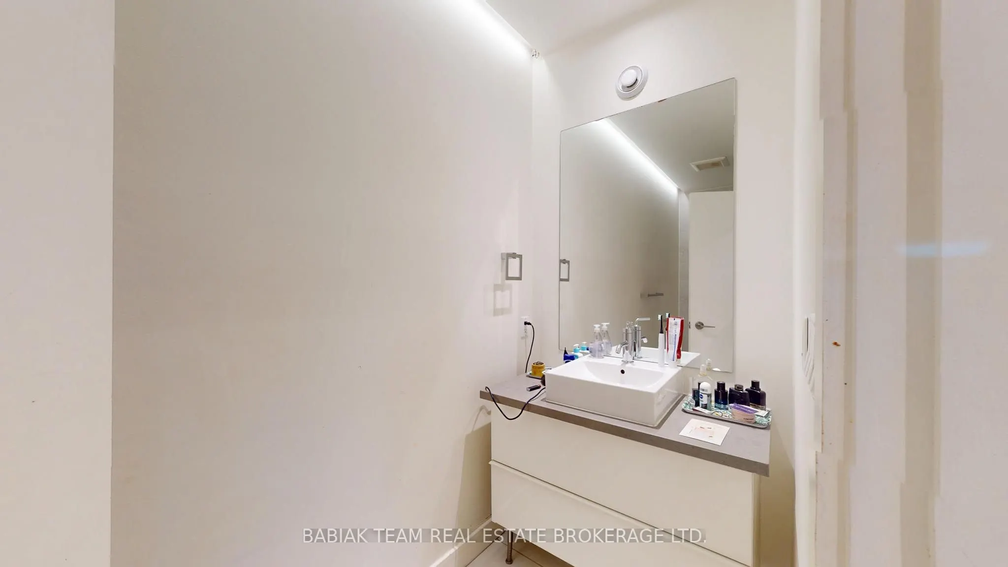3212 Dundas Street W
