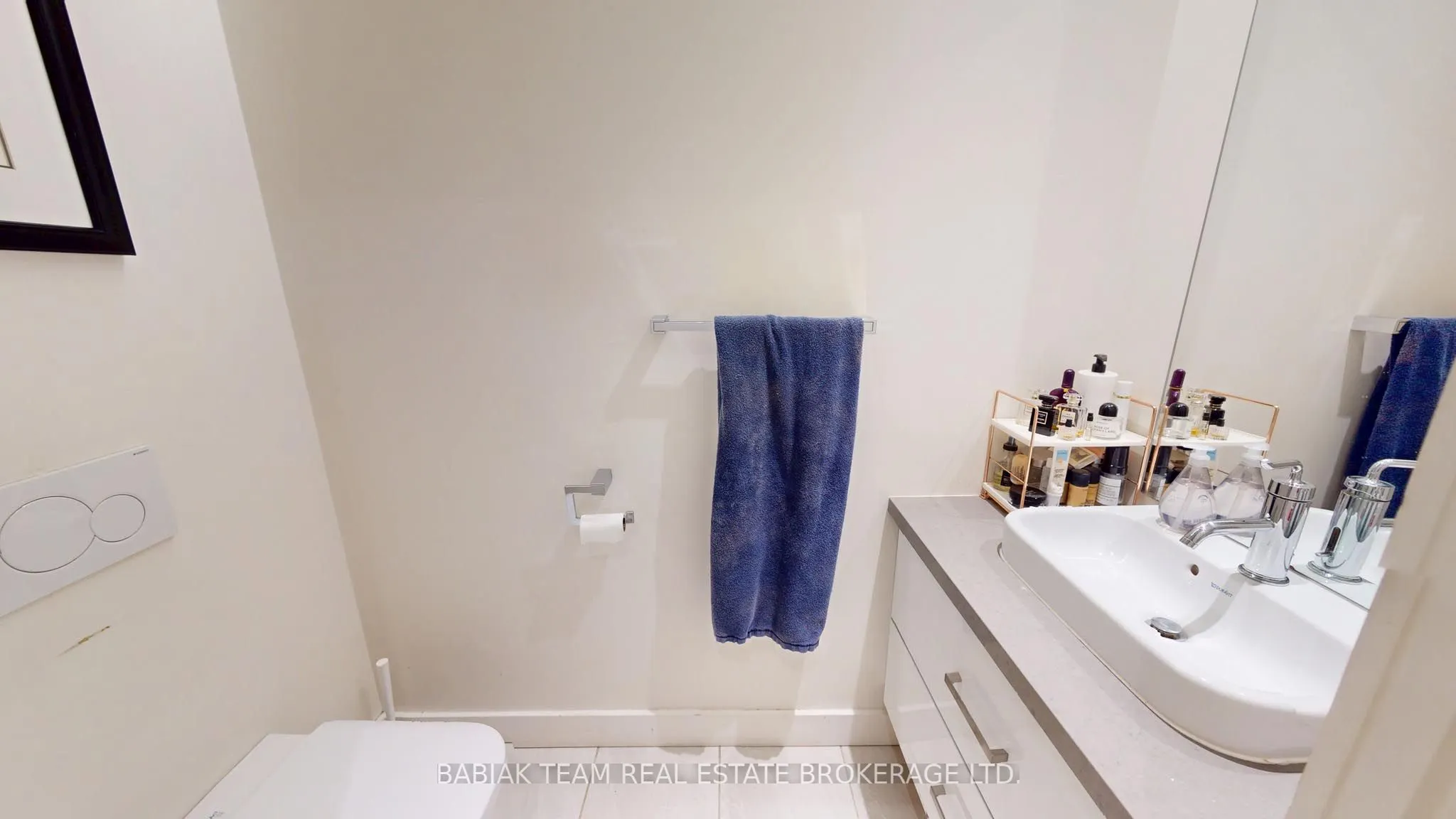 3212 Dundas Street W