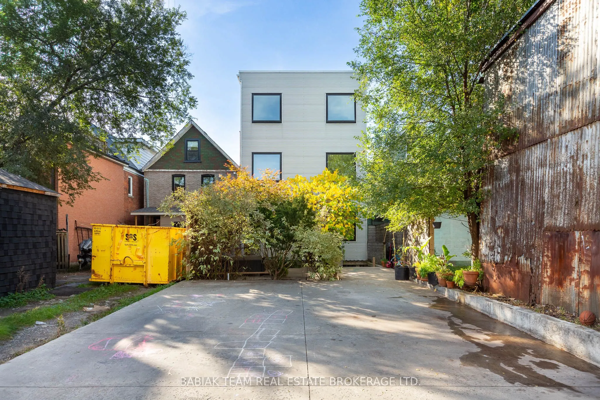 3212 Dundas Street W