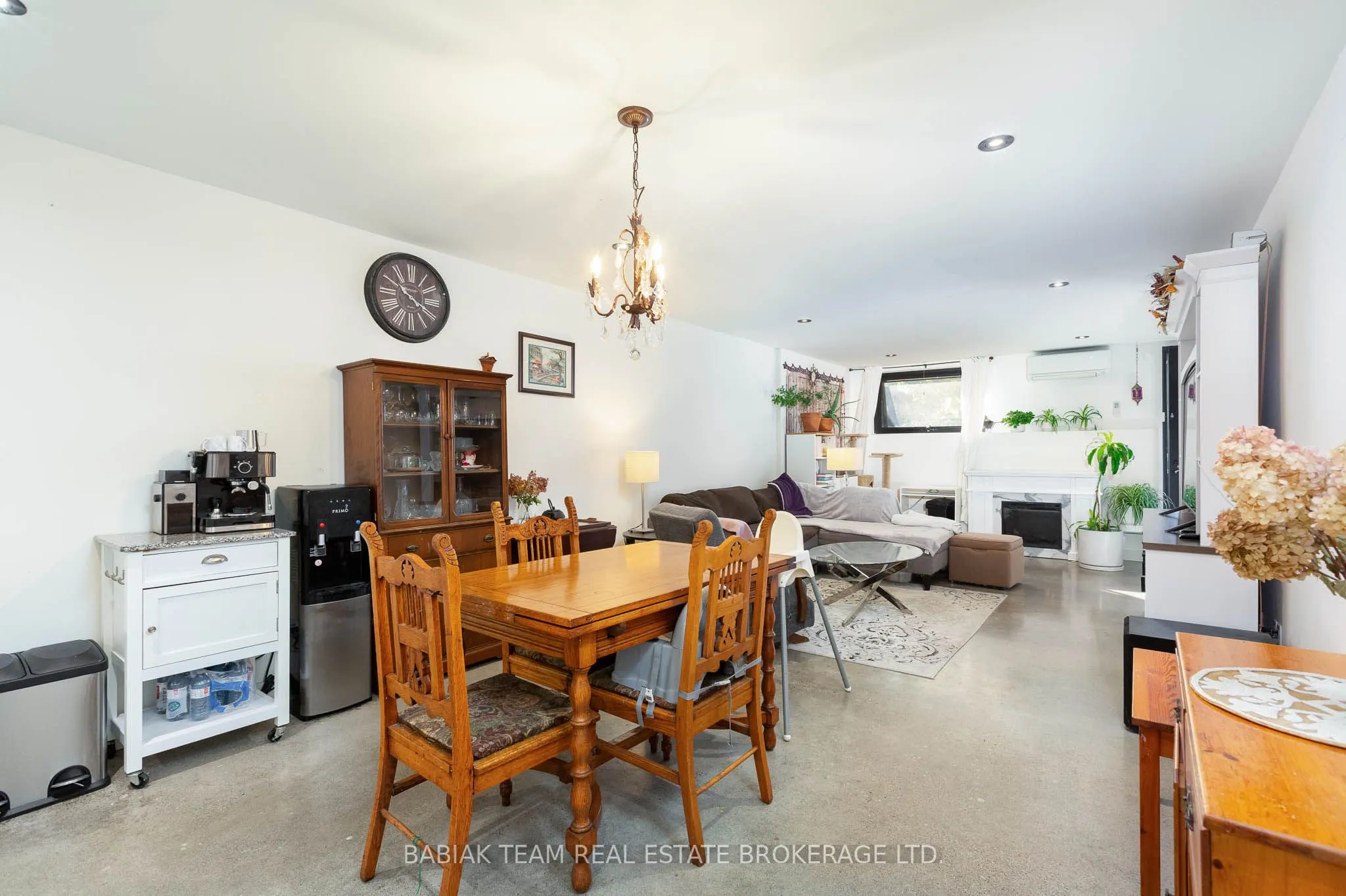 3212 Dundas Street W