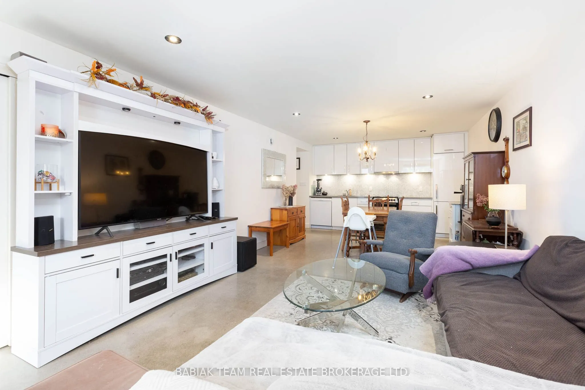 3212 Dundas Street W