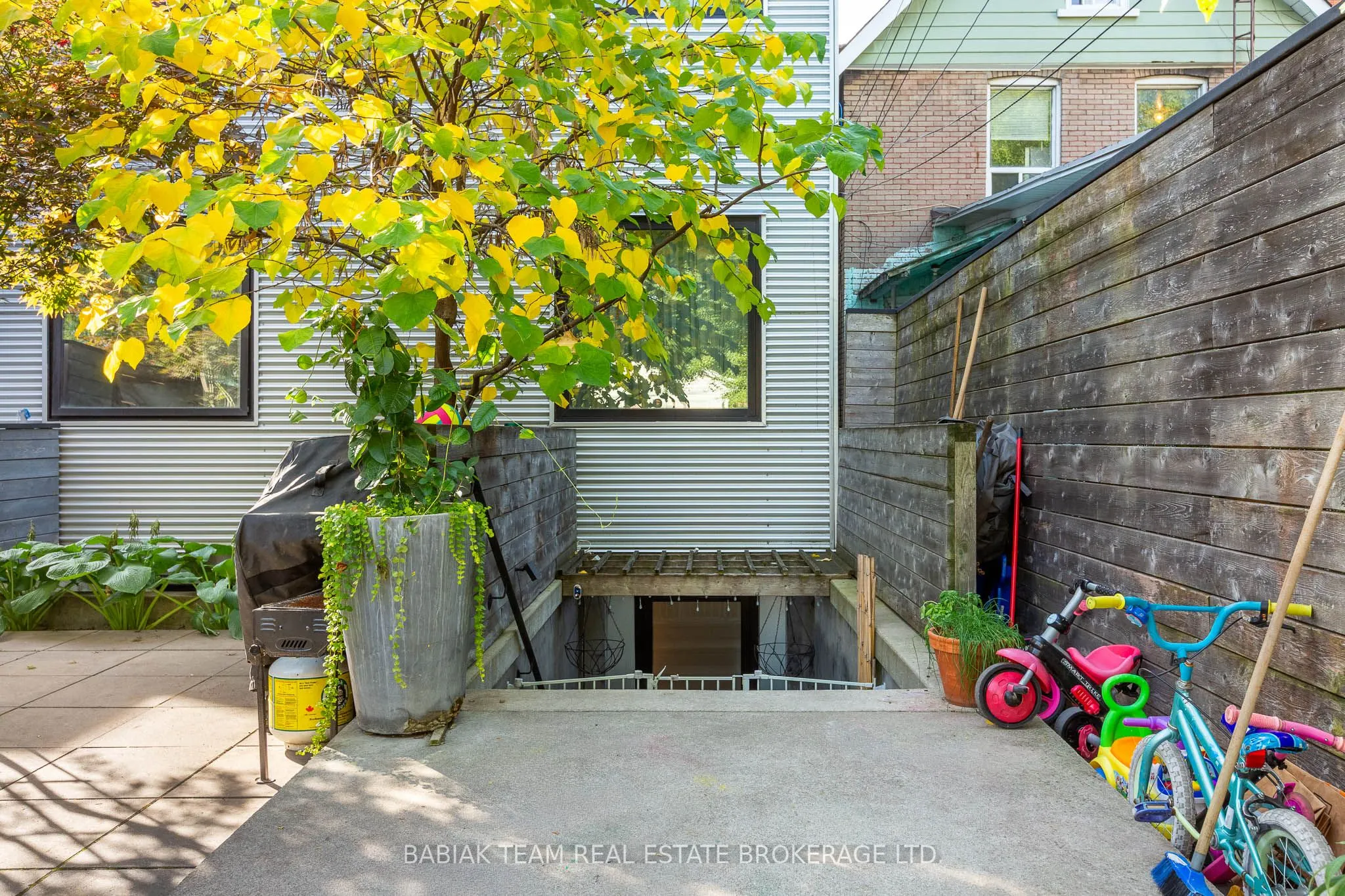 3212 Dundas Street W