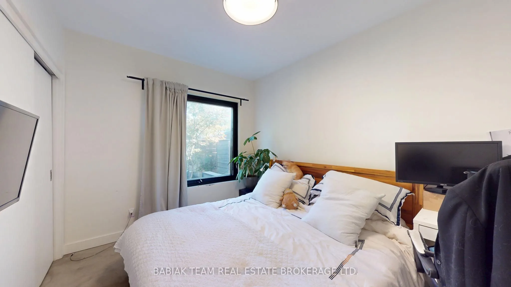 3212 Dundas Street W