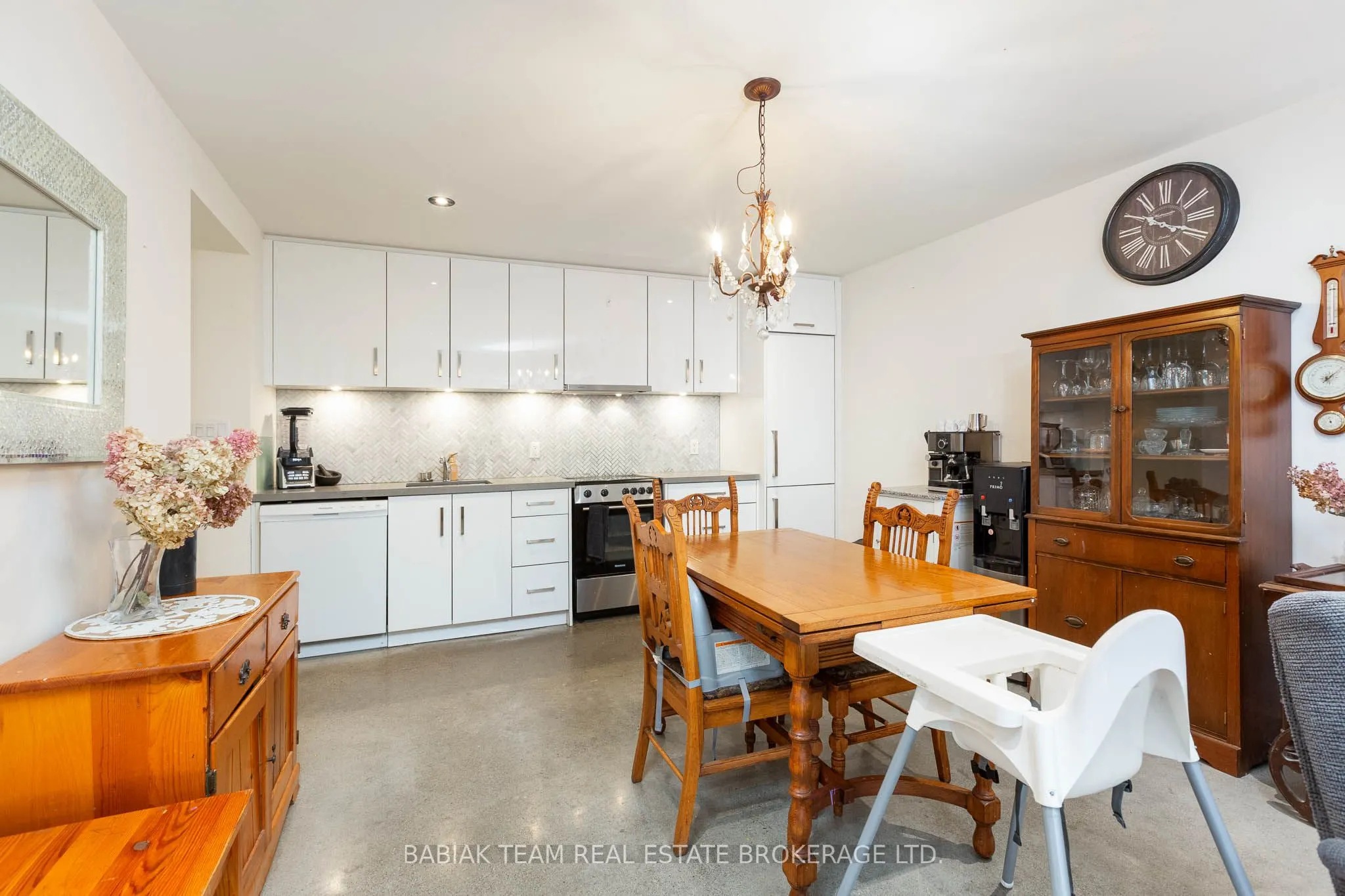 3212 Dundas Street W