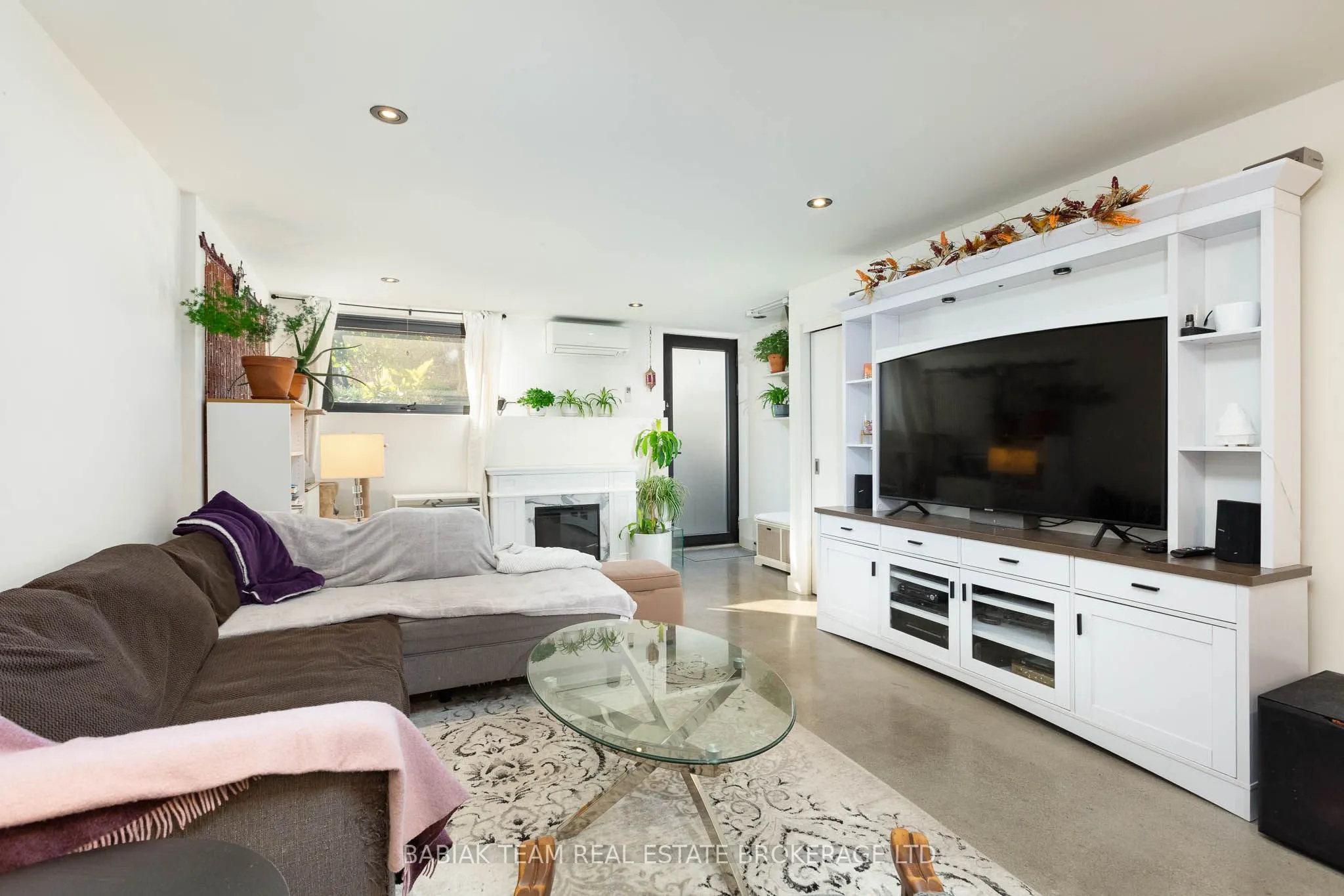 3212 Dundas Street W