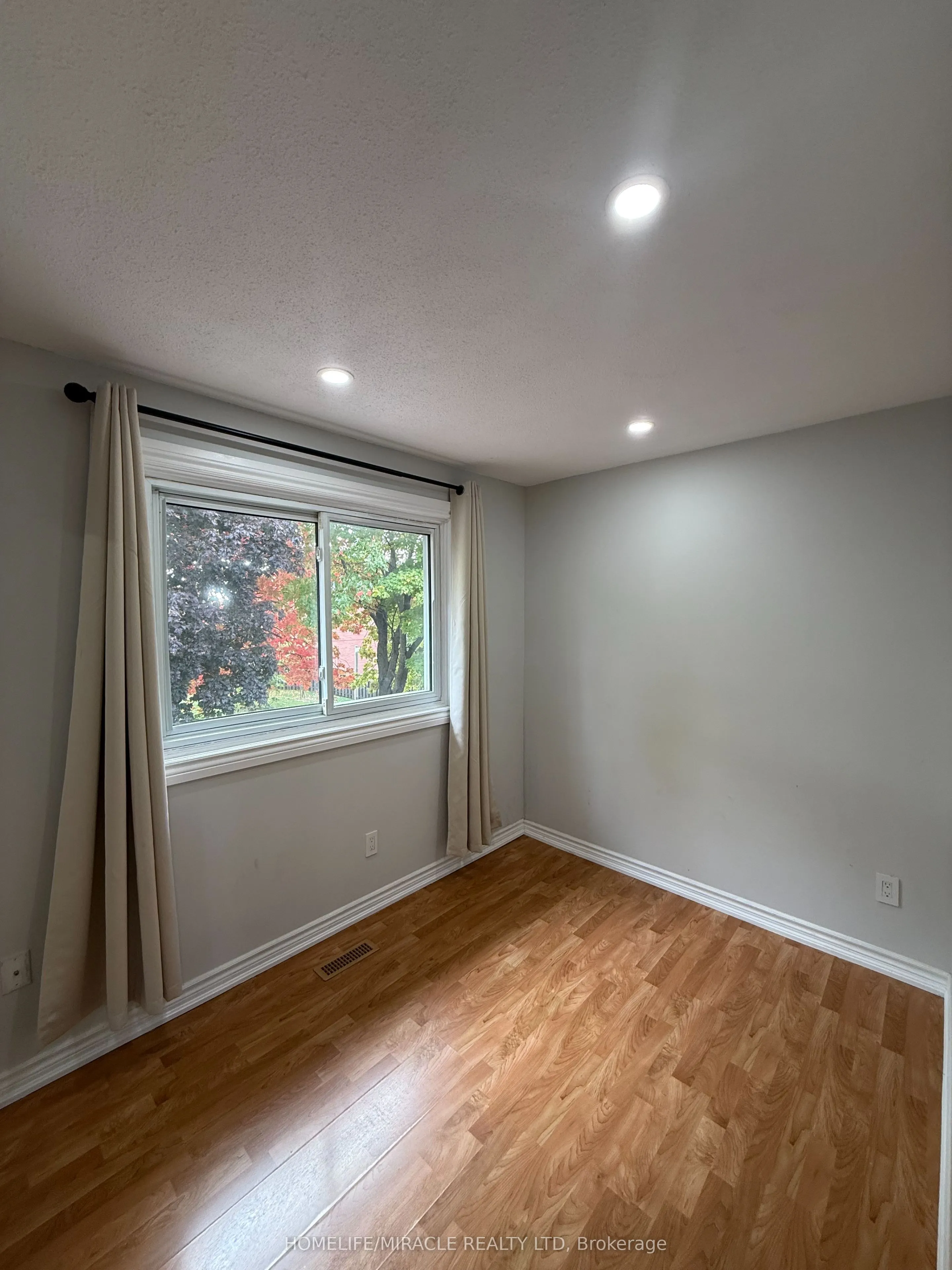 32 Barrington Crescent
