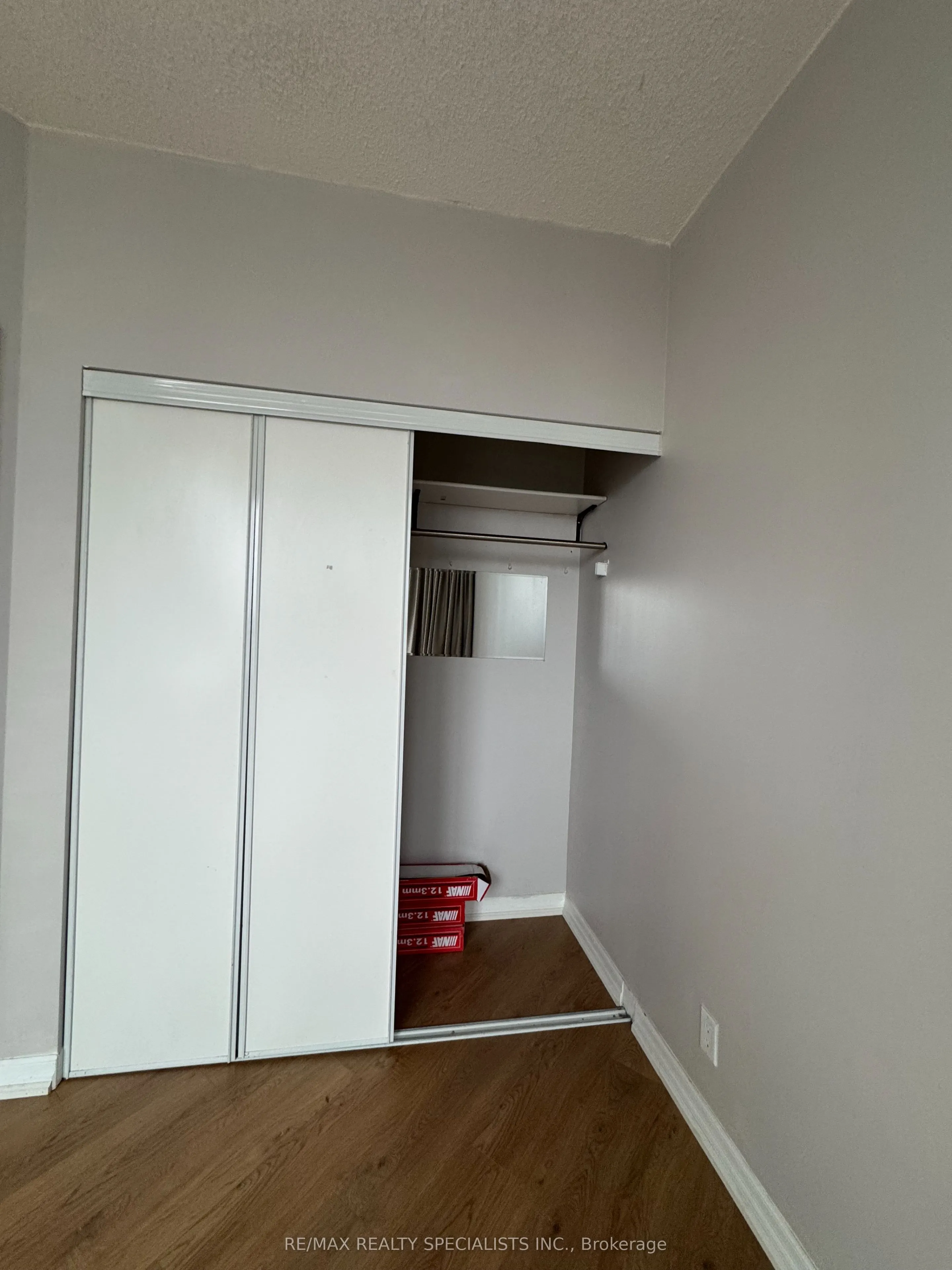 220 Burnhamthorpe Road W, #517