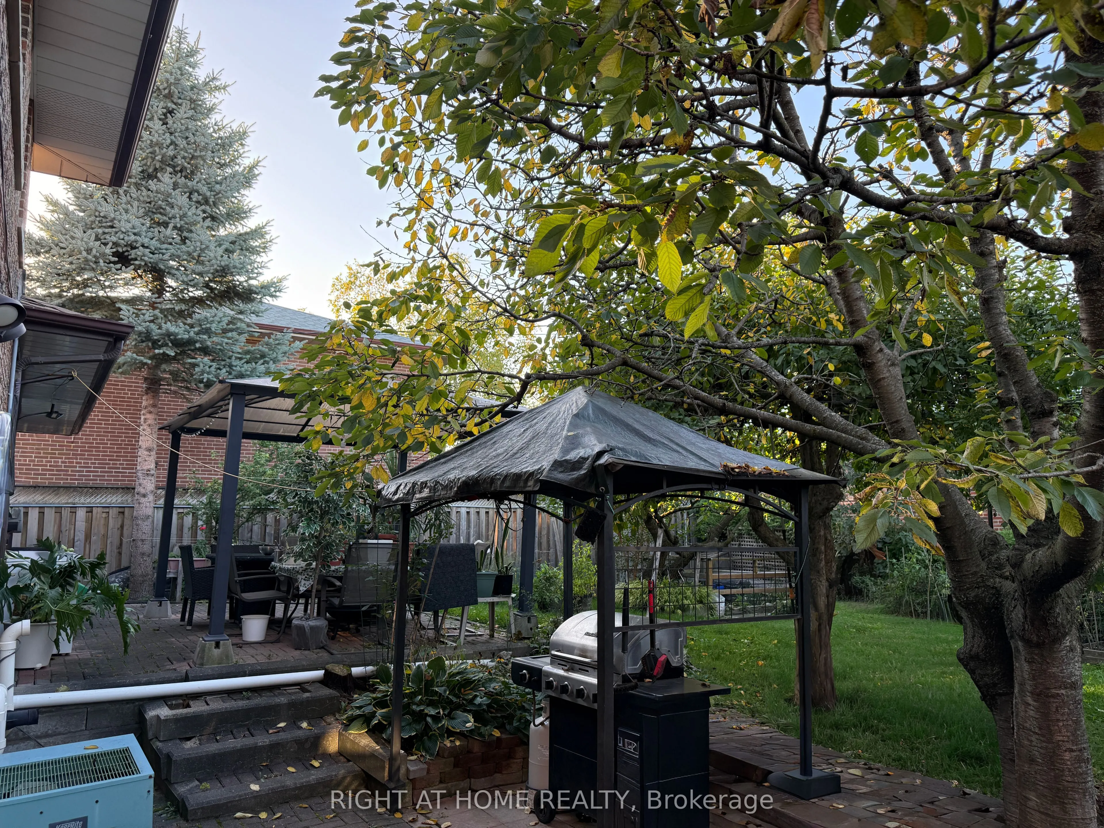 258 La Rose Avenue