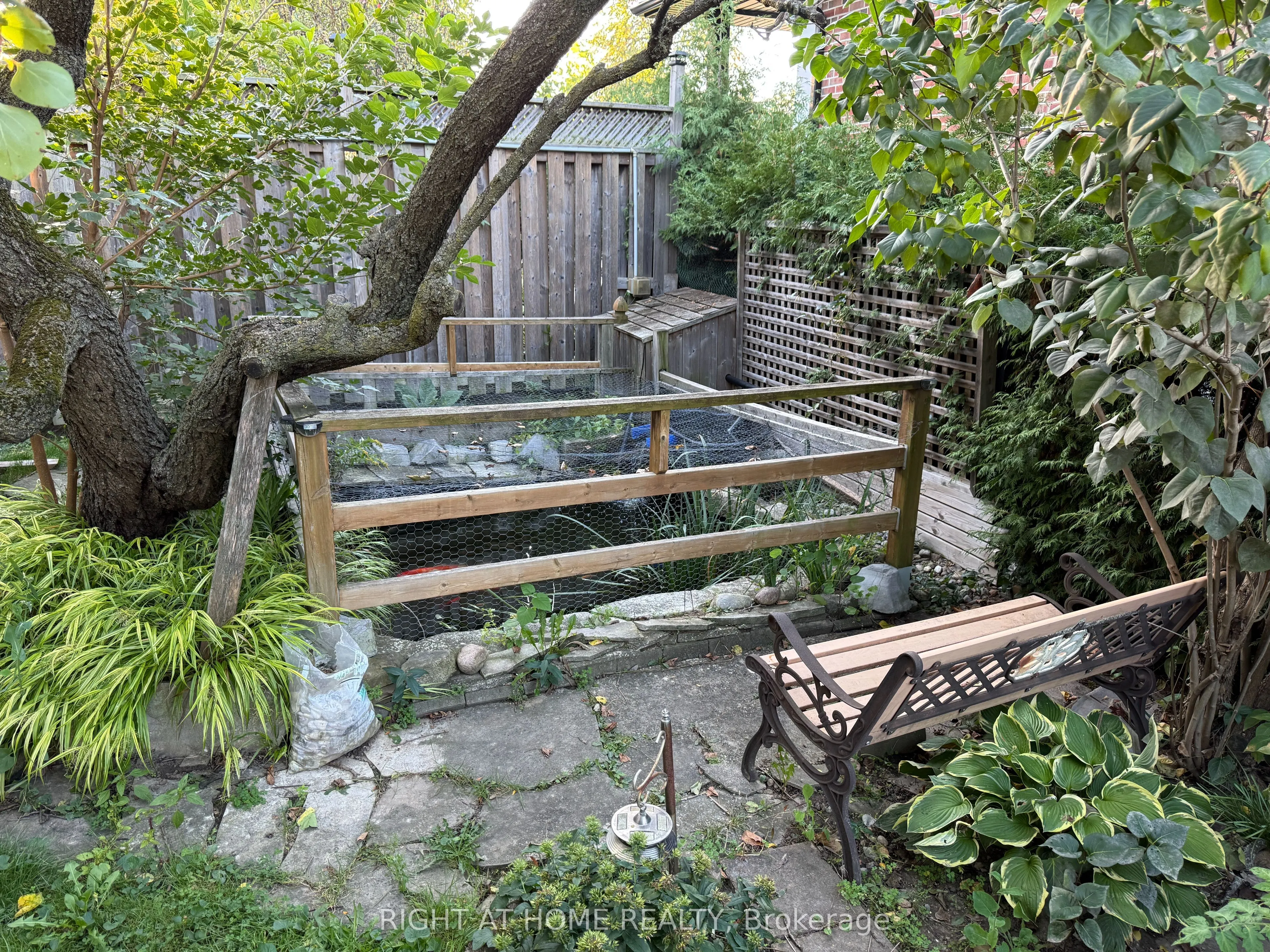 258 La Rose Avenue