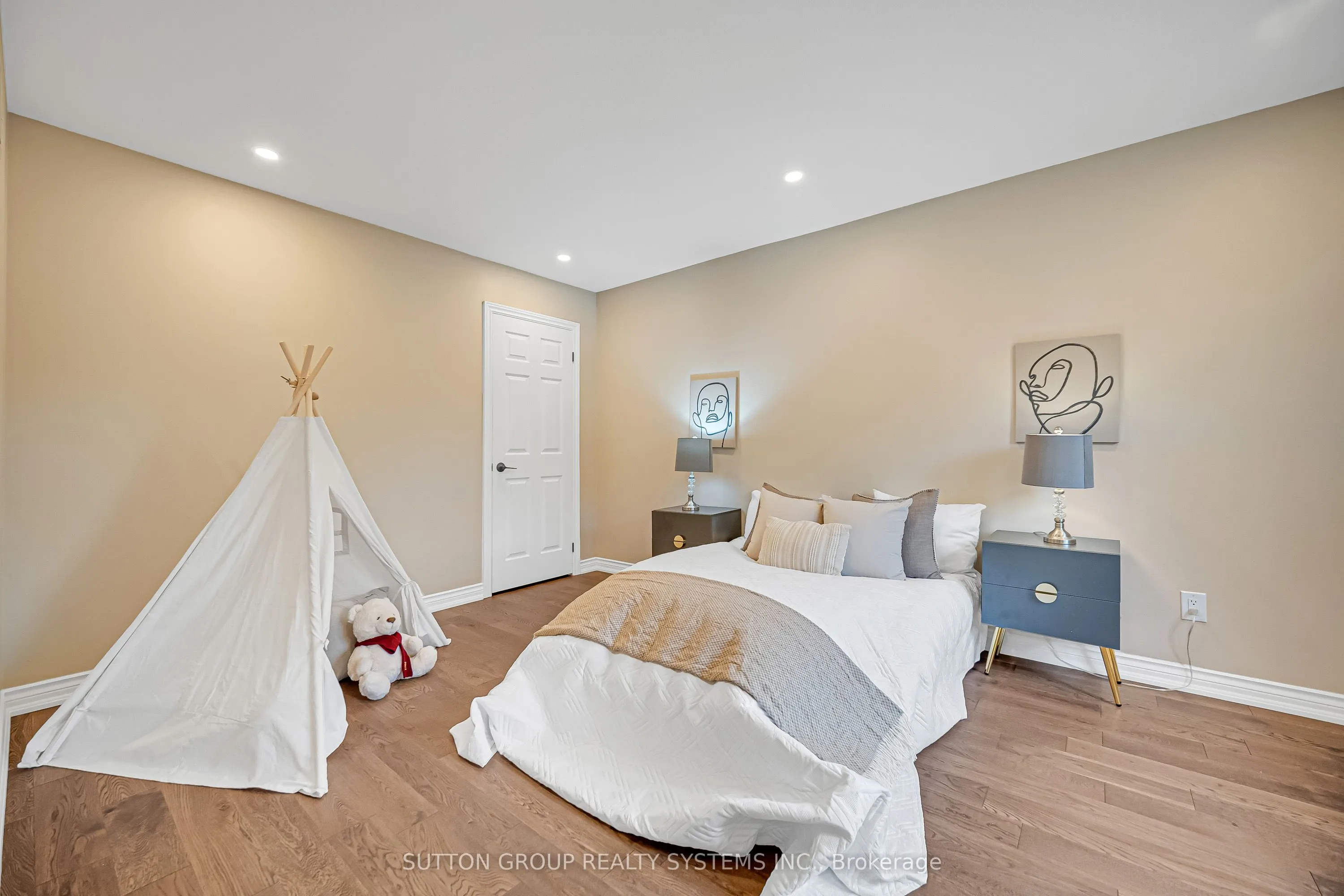 1280 Springwood Crescent