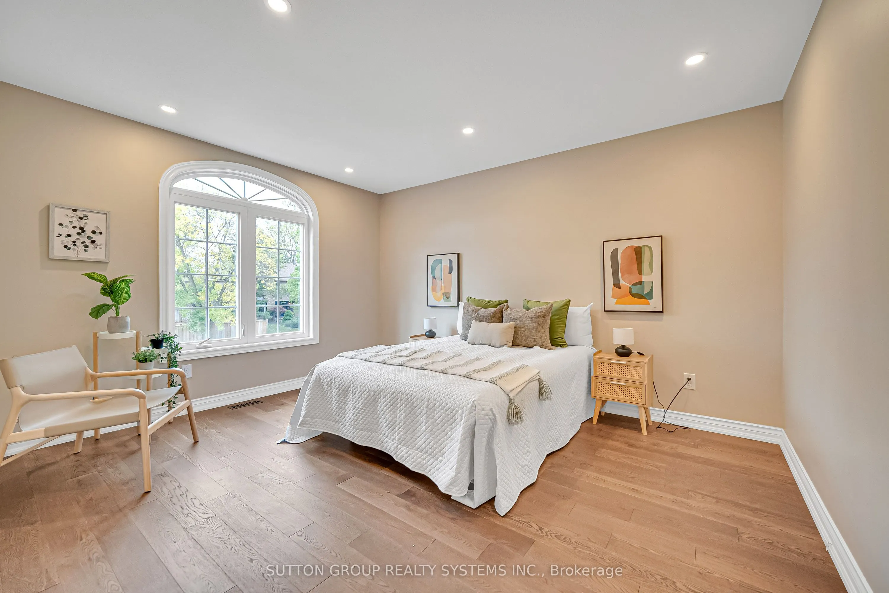1280 Springwood Crescent