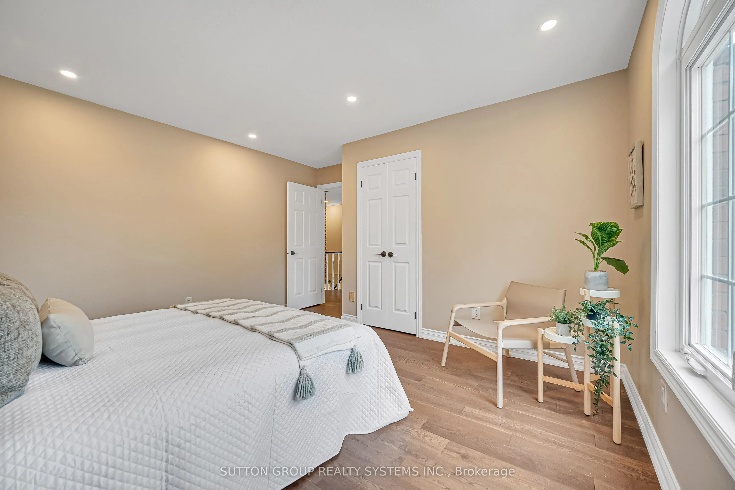 1280 Springwood Crescent